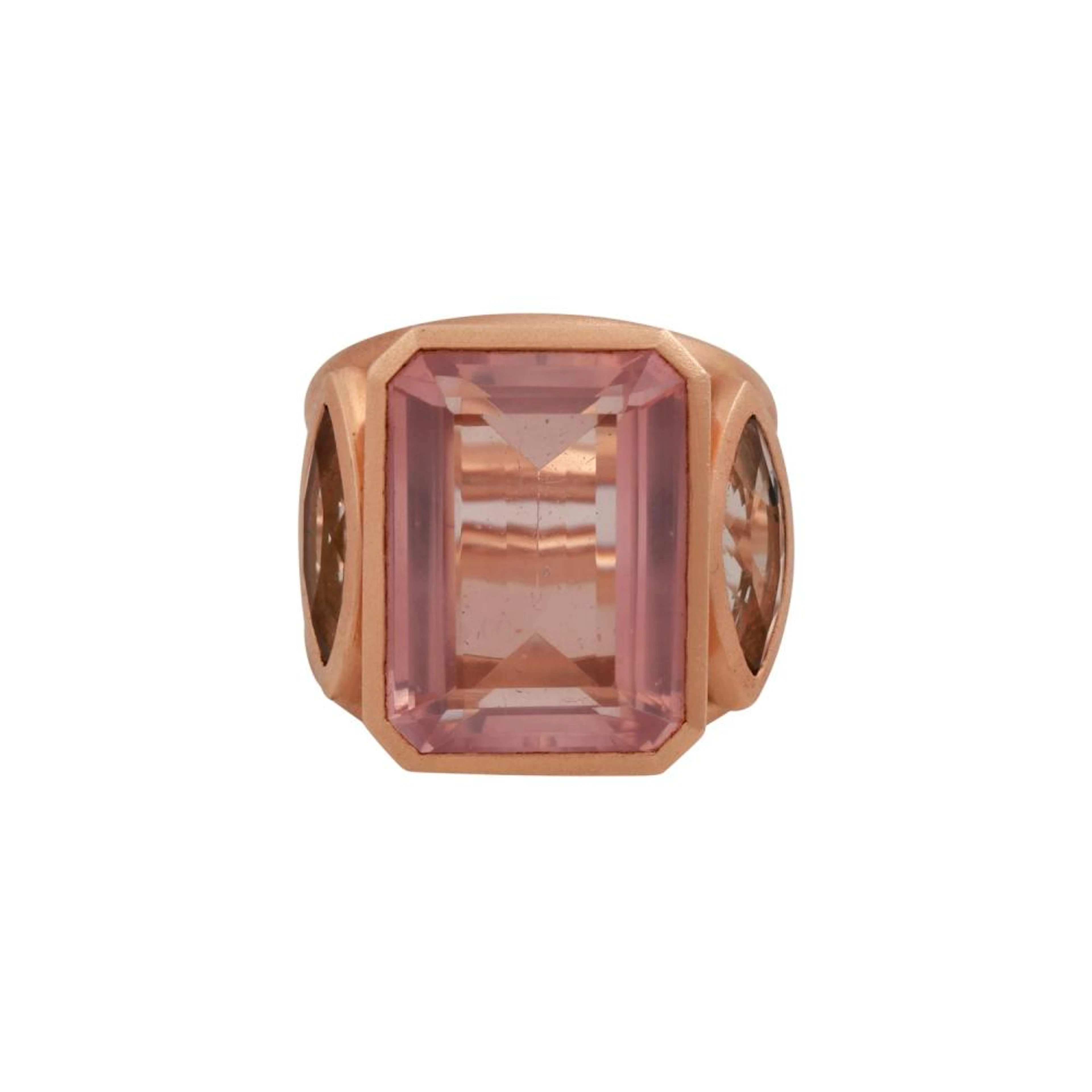 Ring mit großem Rosenquarz im Achtkant-Smaragdschliff, ca. 18,54 ct,