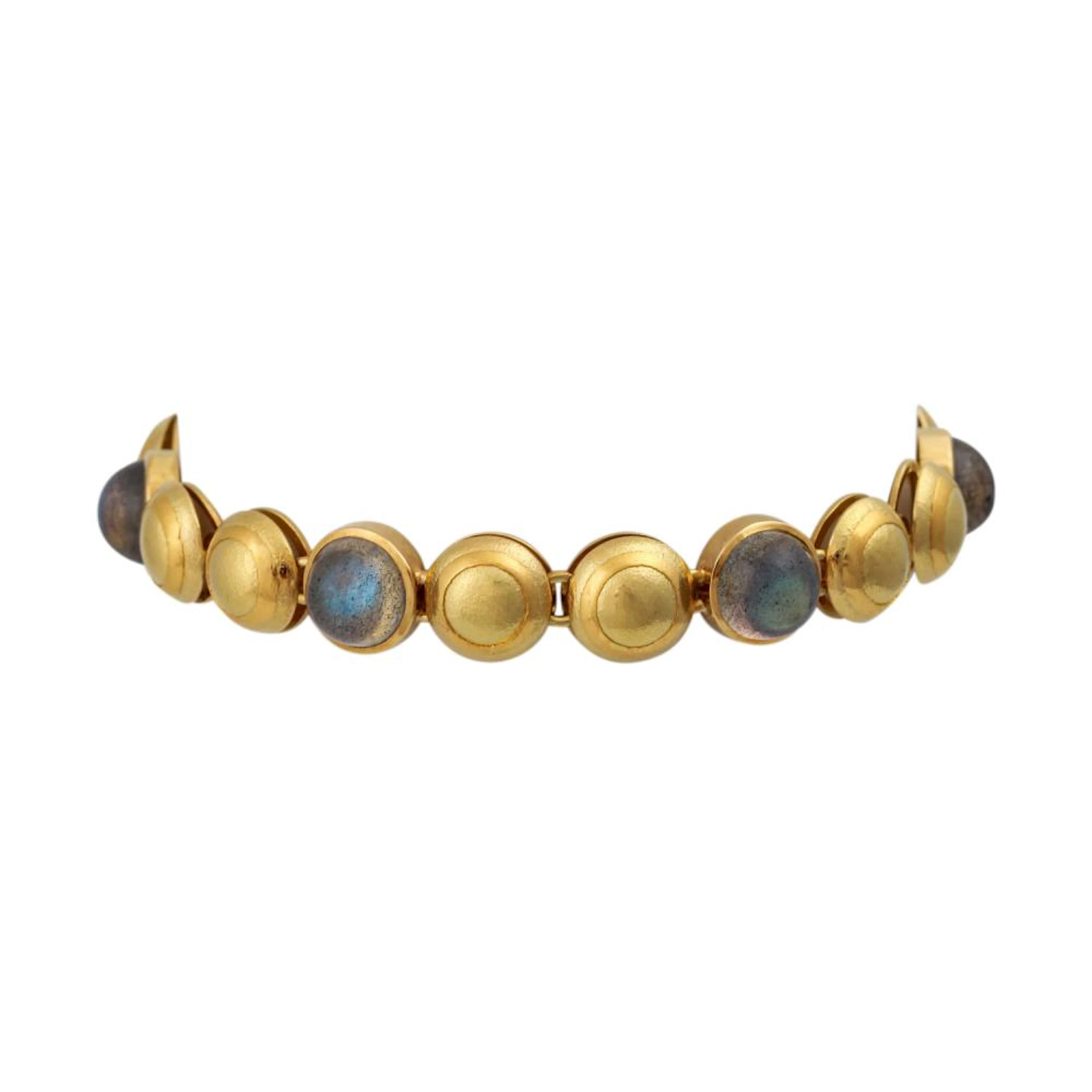 Armband mit 6 runden Labradoritcabochons,