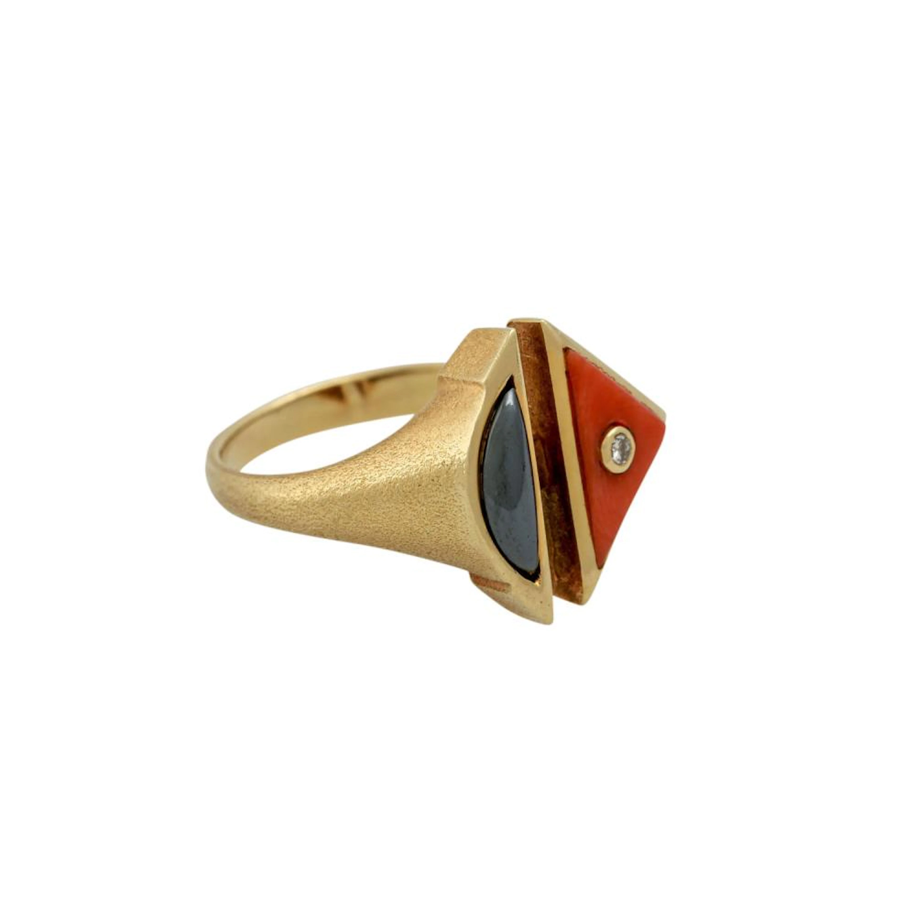 Ring mit Edelkoralle, Hämatit und kl. Brillant,