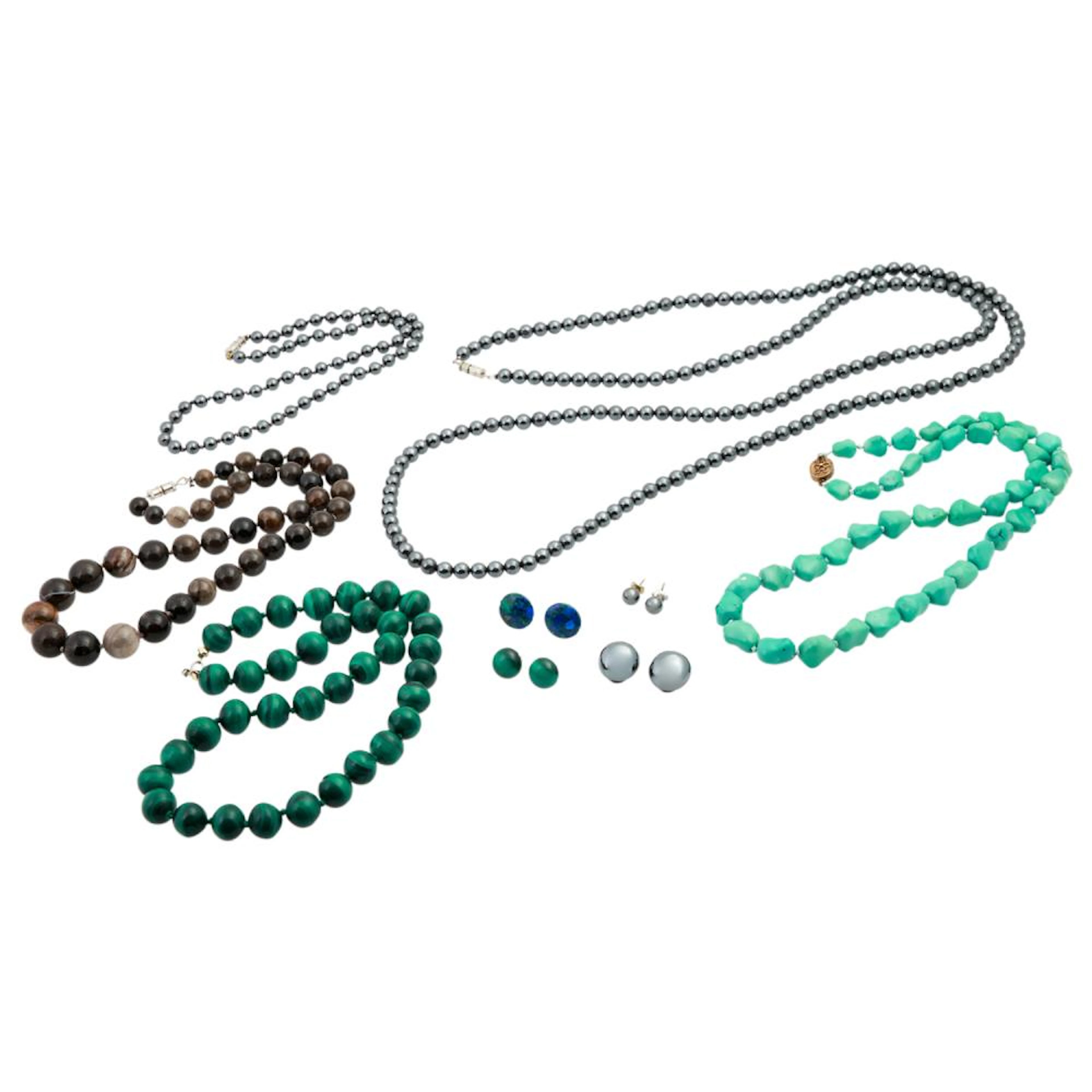 Konvolut Steinketten und Ohrschmuck: