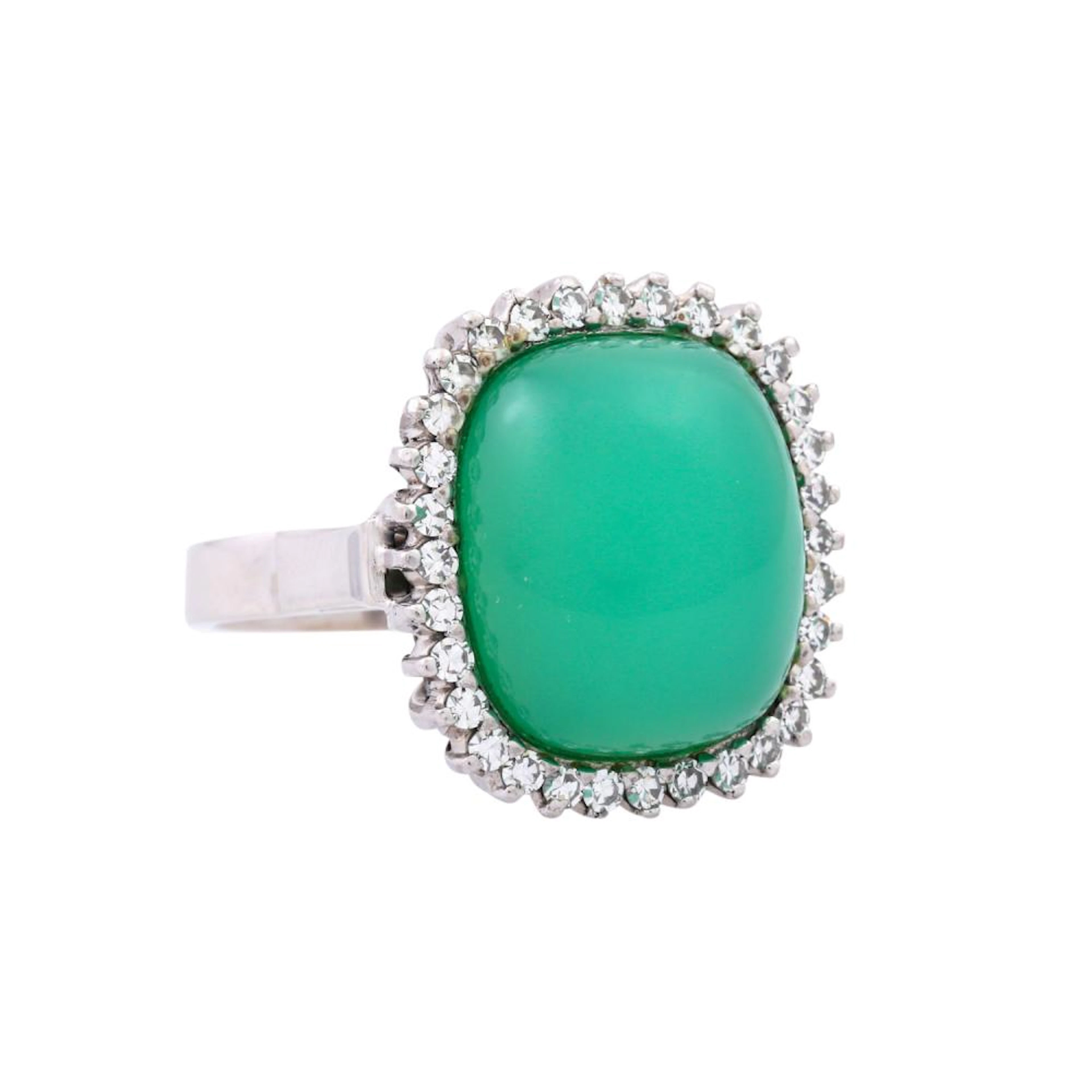 Ring mit Chrysopras entouriert von 32 Achtkantdiamante