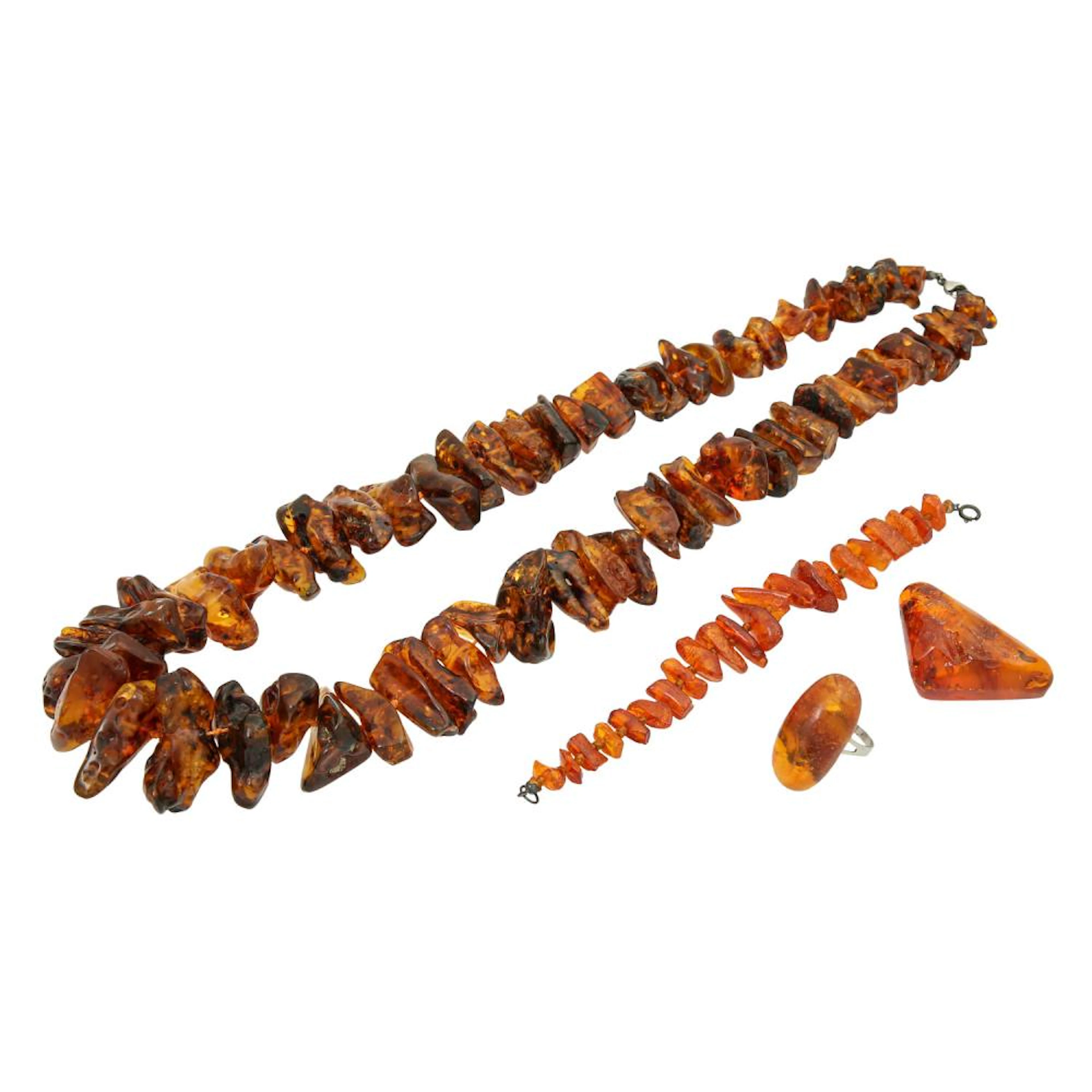 Bernstein-Konvolut: Collier, Armband, Ring und Brosche,
