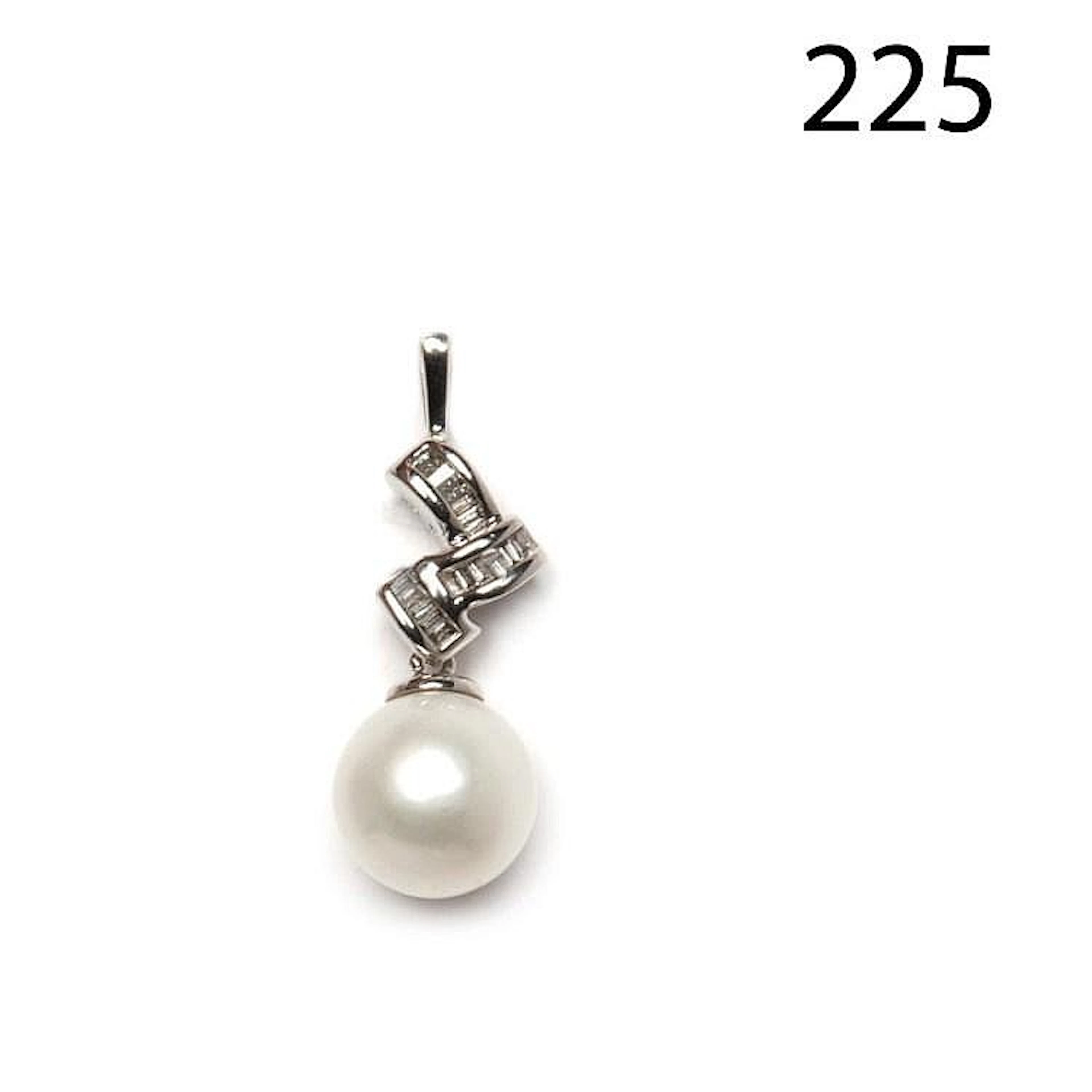 White gold, diamonds and australian pearl pendant