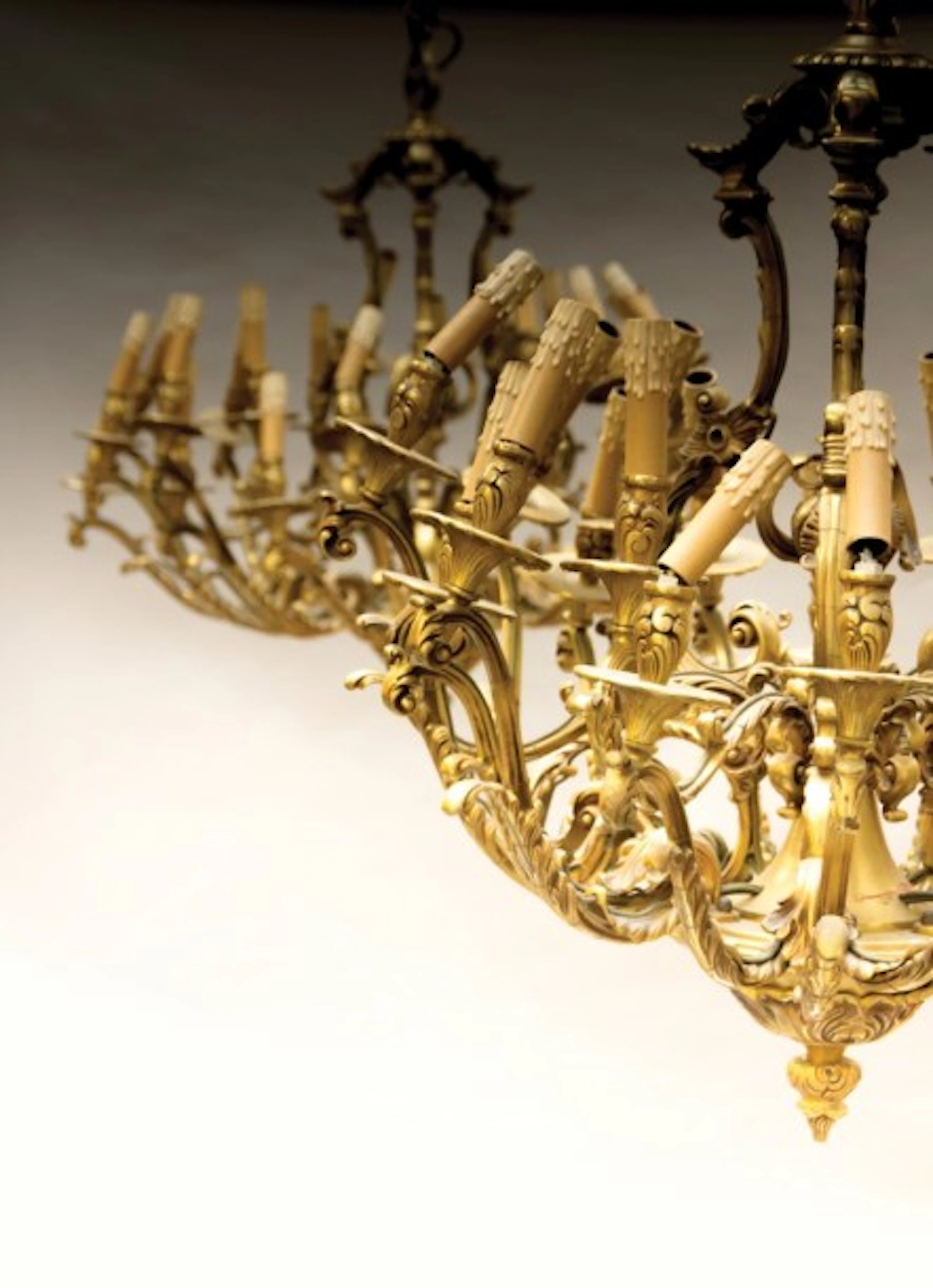 Paire de lustres en bronze doré à vingtquatre bras de lumière à décor