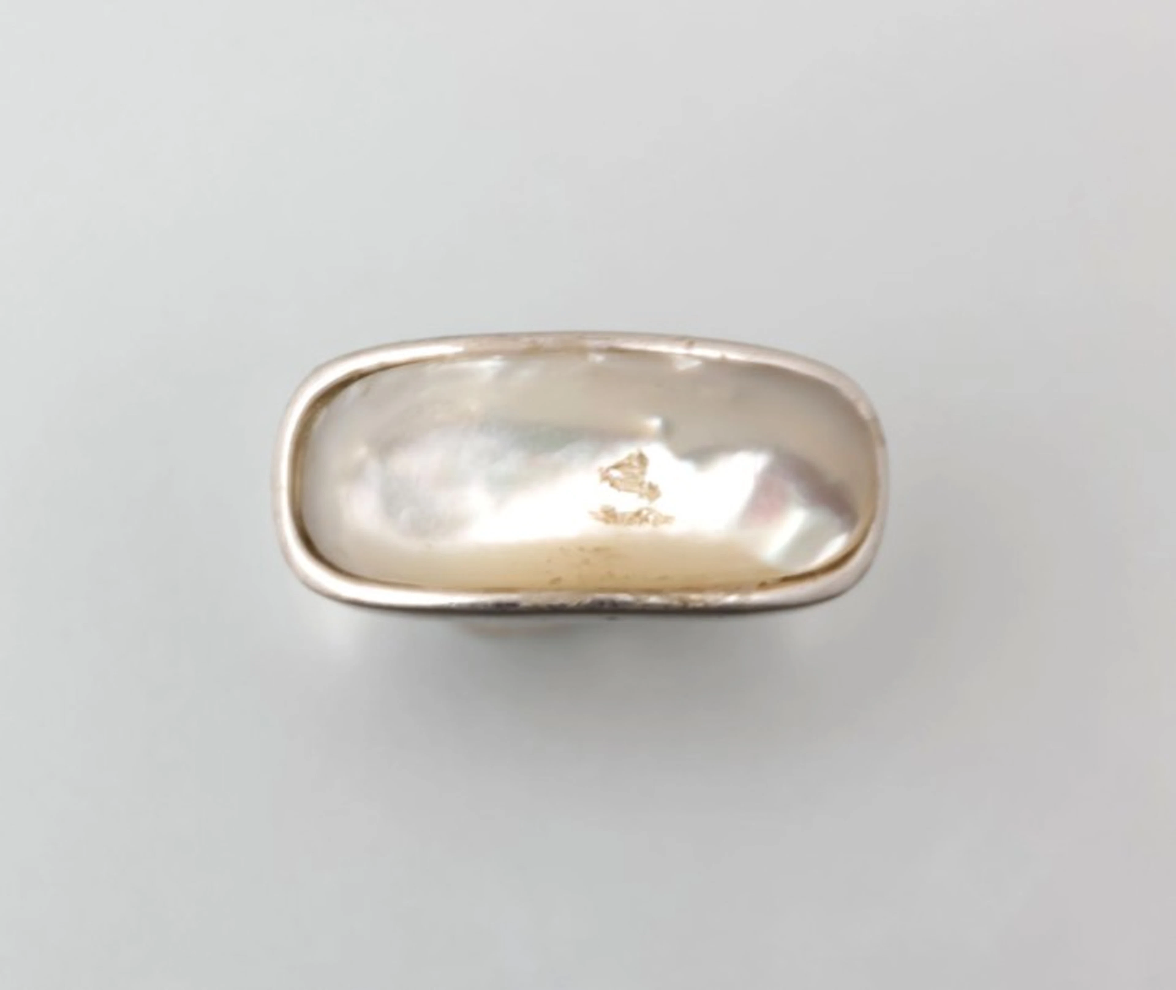 Bague en argent ornée d'un dome en nacre