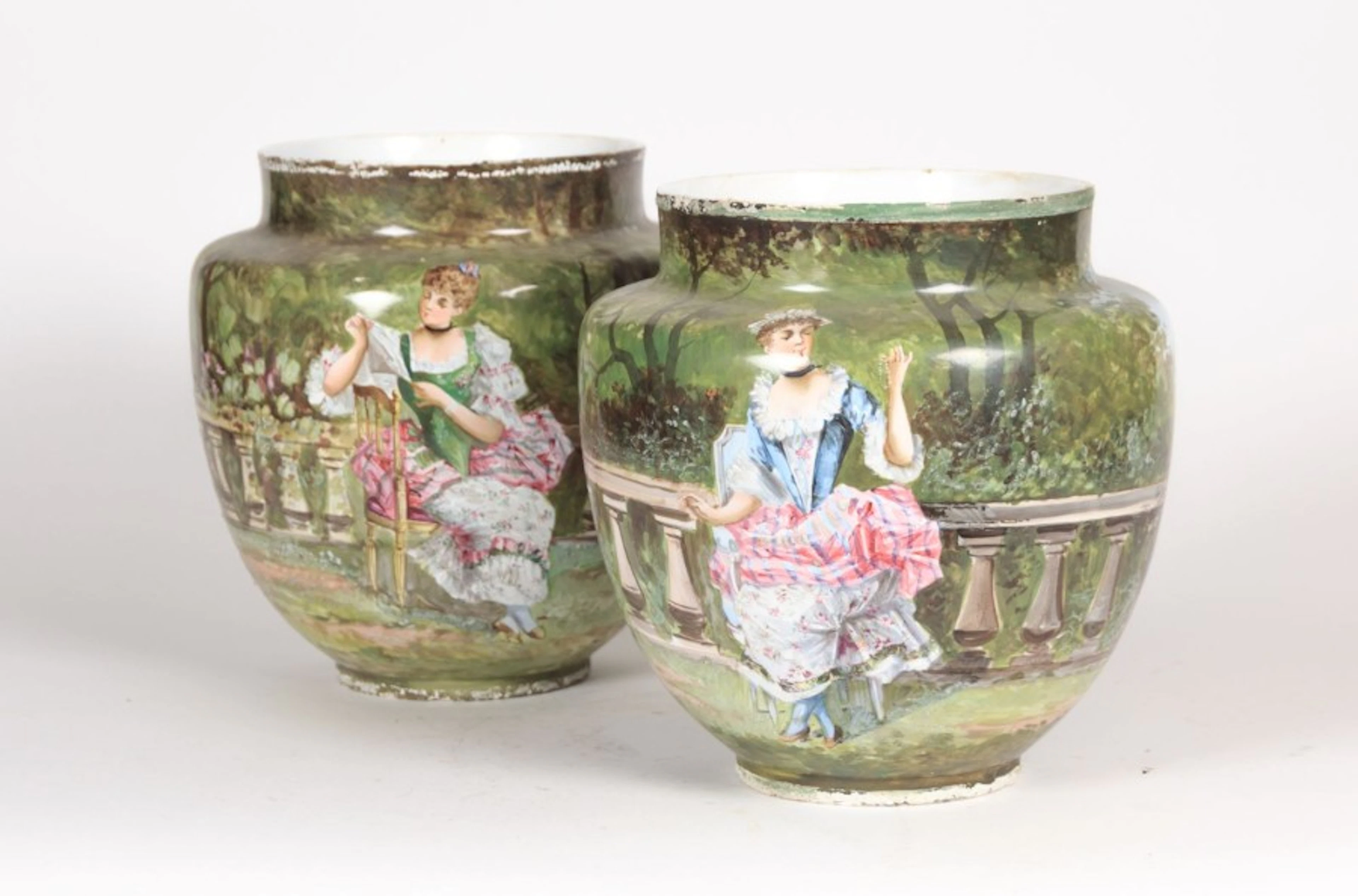Paire de vases à panse ovoïde et col resserré en porcelaine polychrome...
