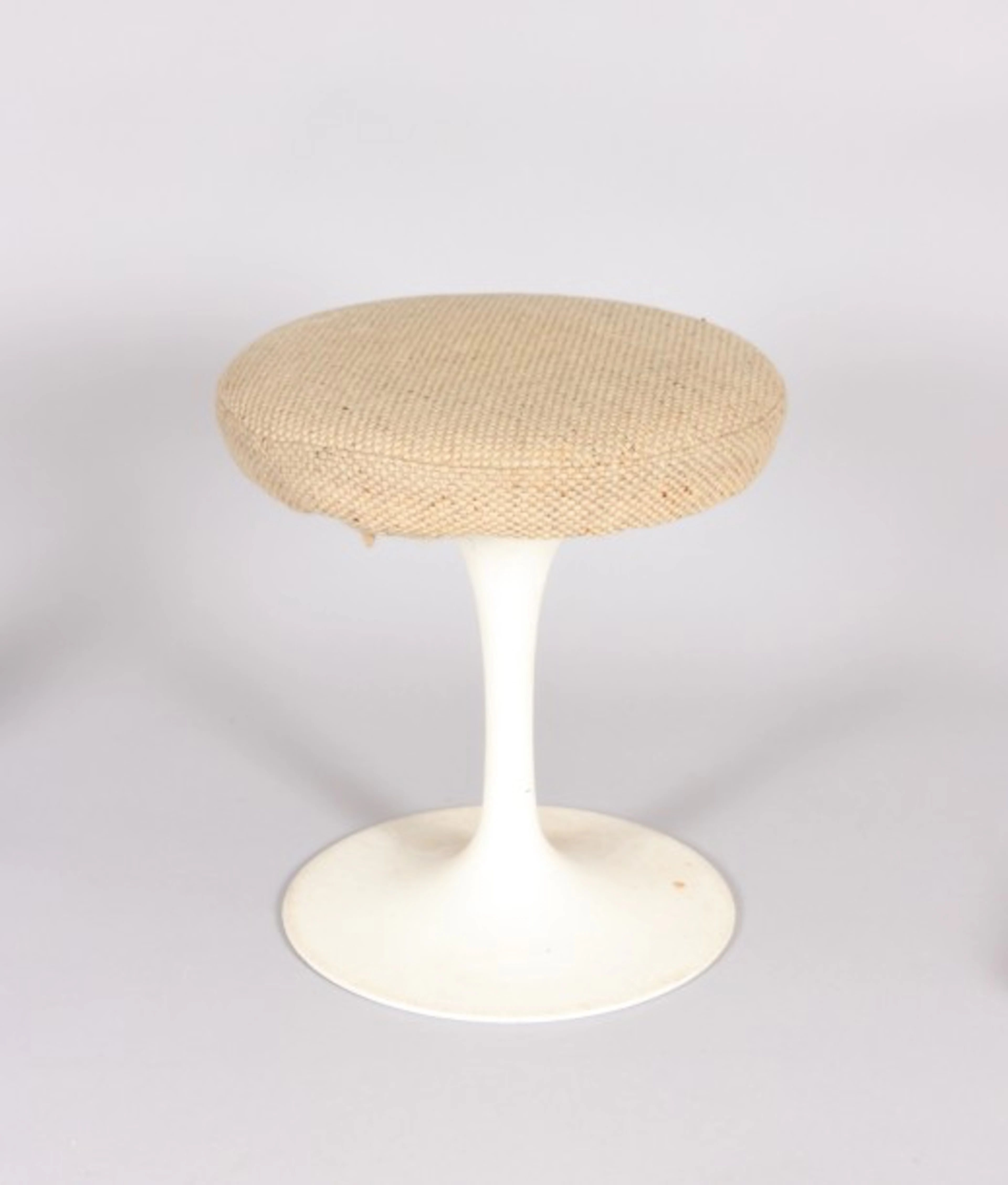 SAARINEN Eero (1910-1961) Pour KNOLL Tabouret «tulipe» en fonte...