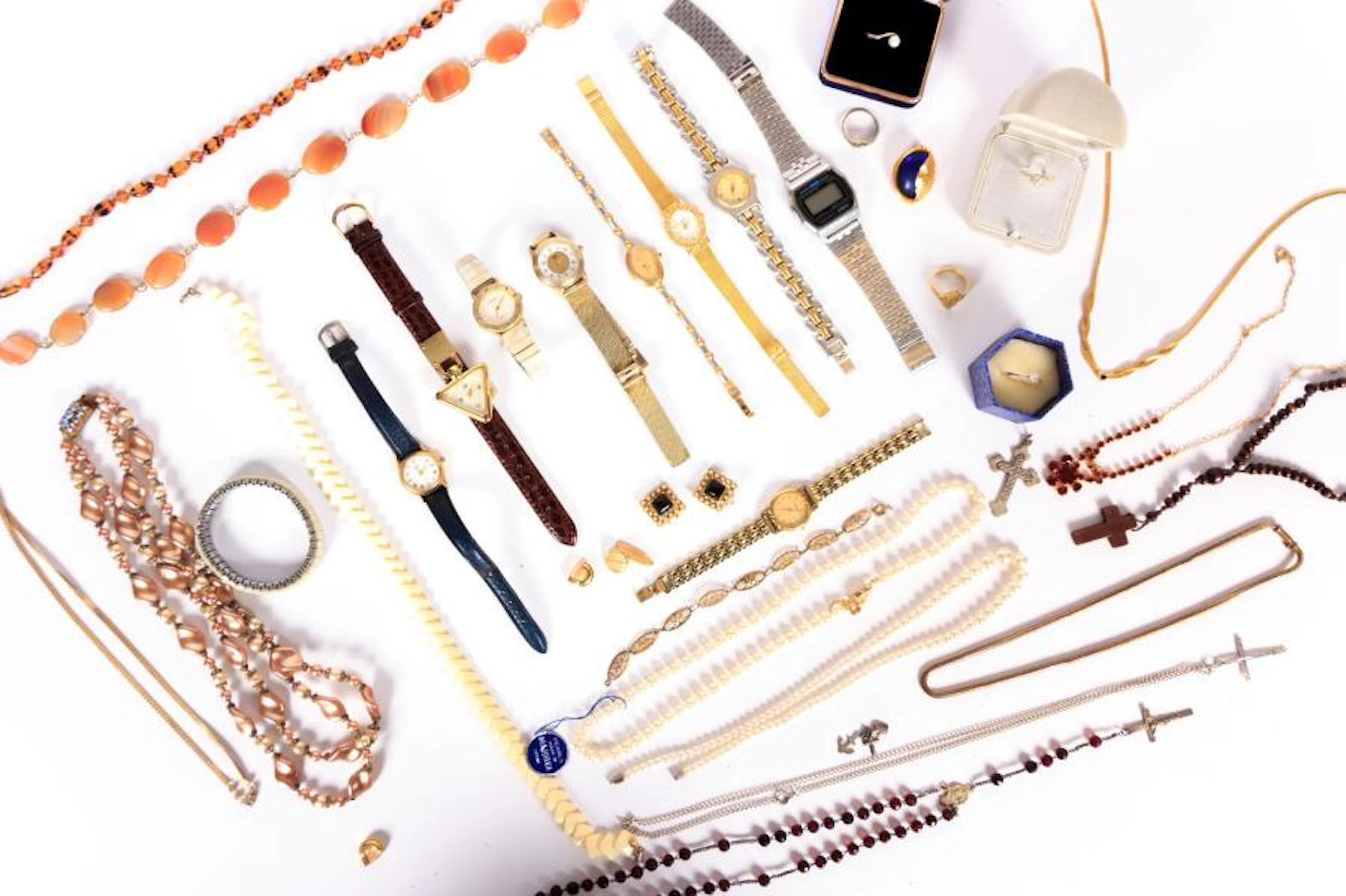 Lot de bijoux fantaisie comprenant montres de dame de marque LIP