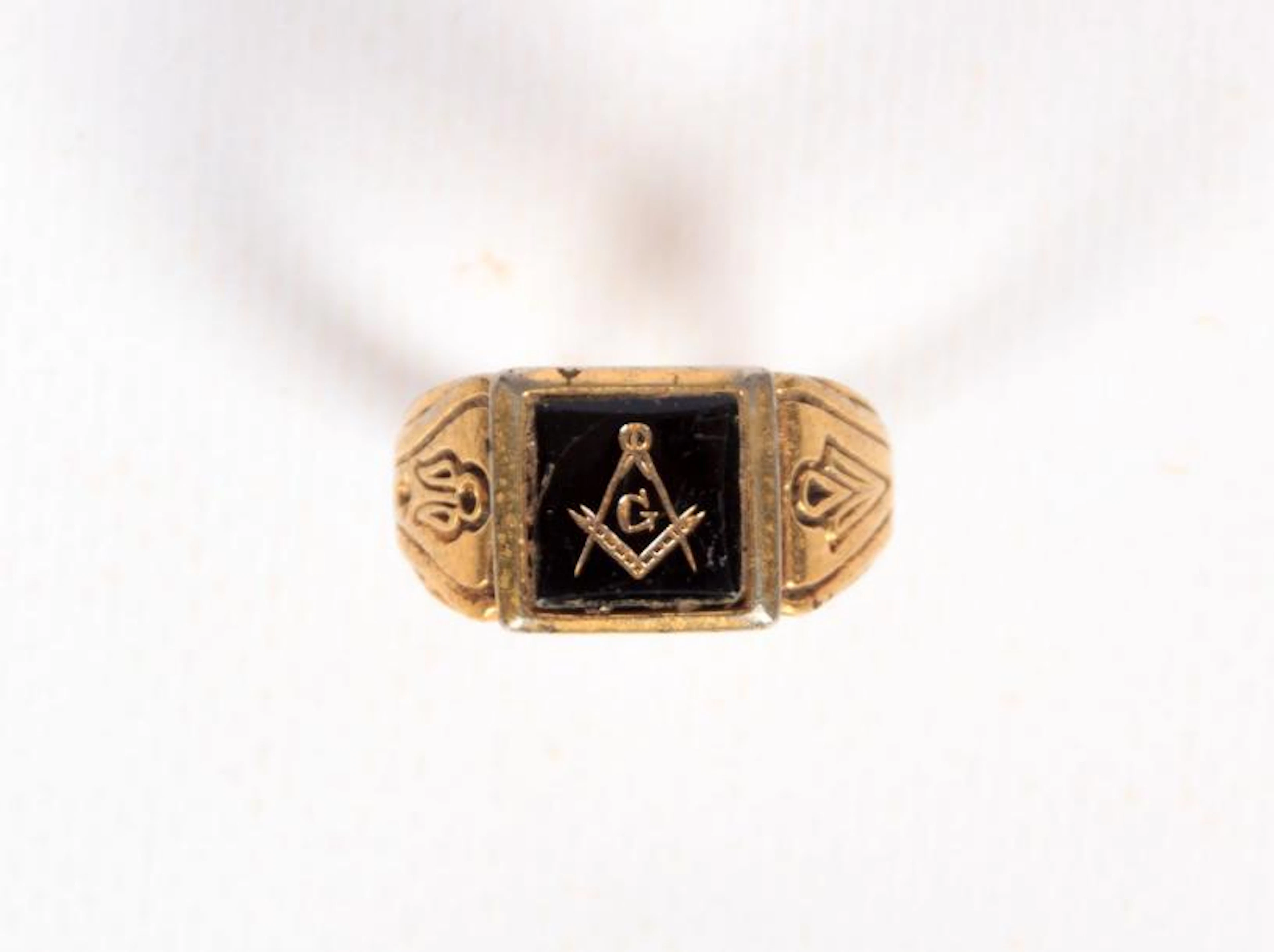 Bague chevalière en métal doré et cabochon de pierre dure noire...