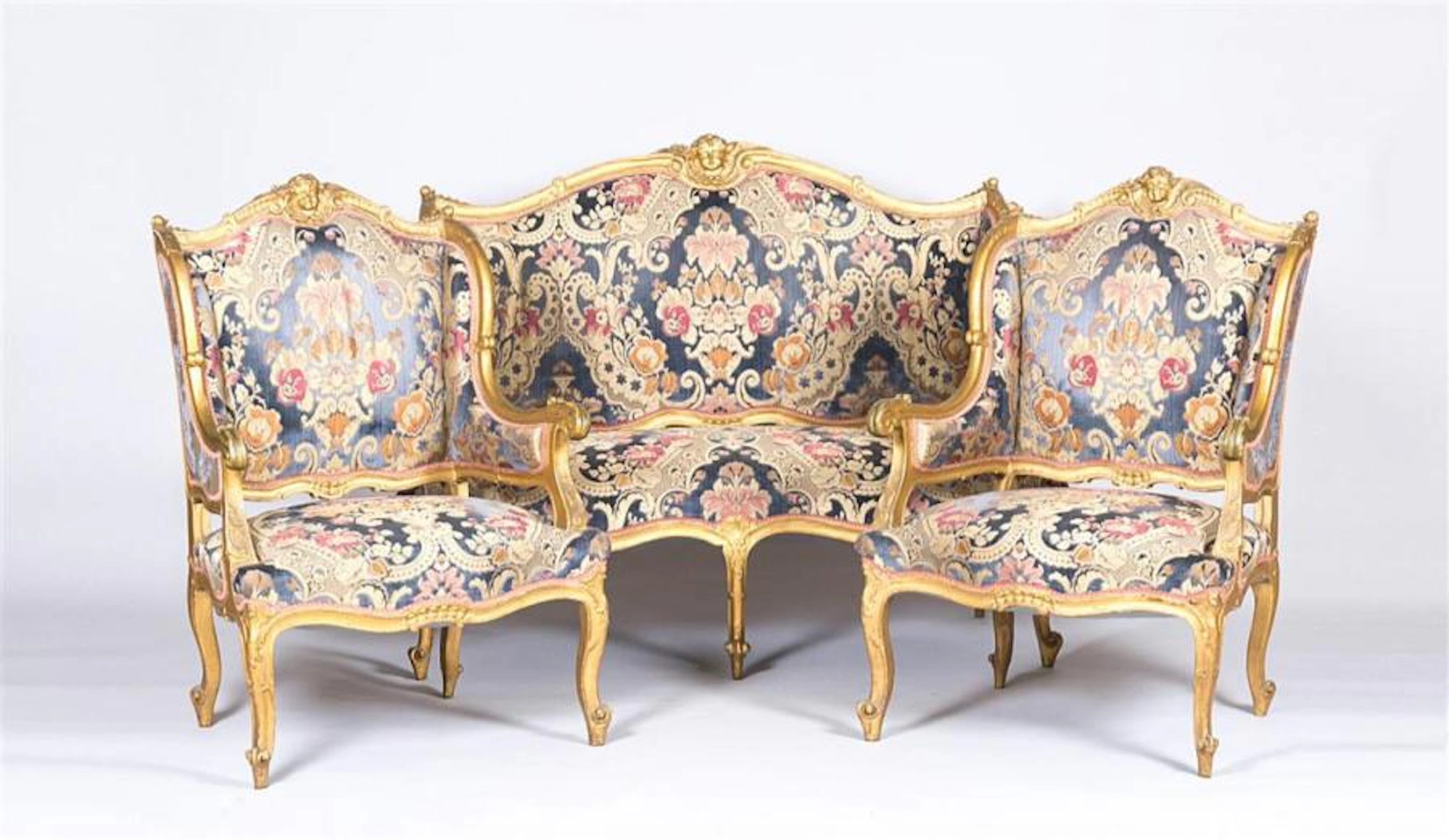 Mobilier de salon en bois naturel, mouluré,…