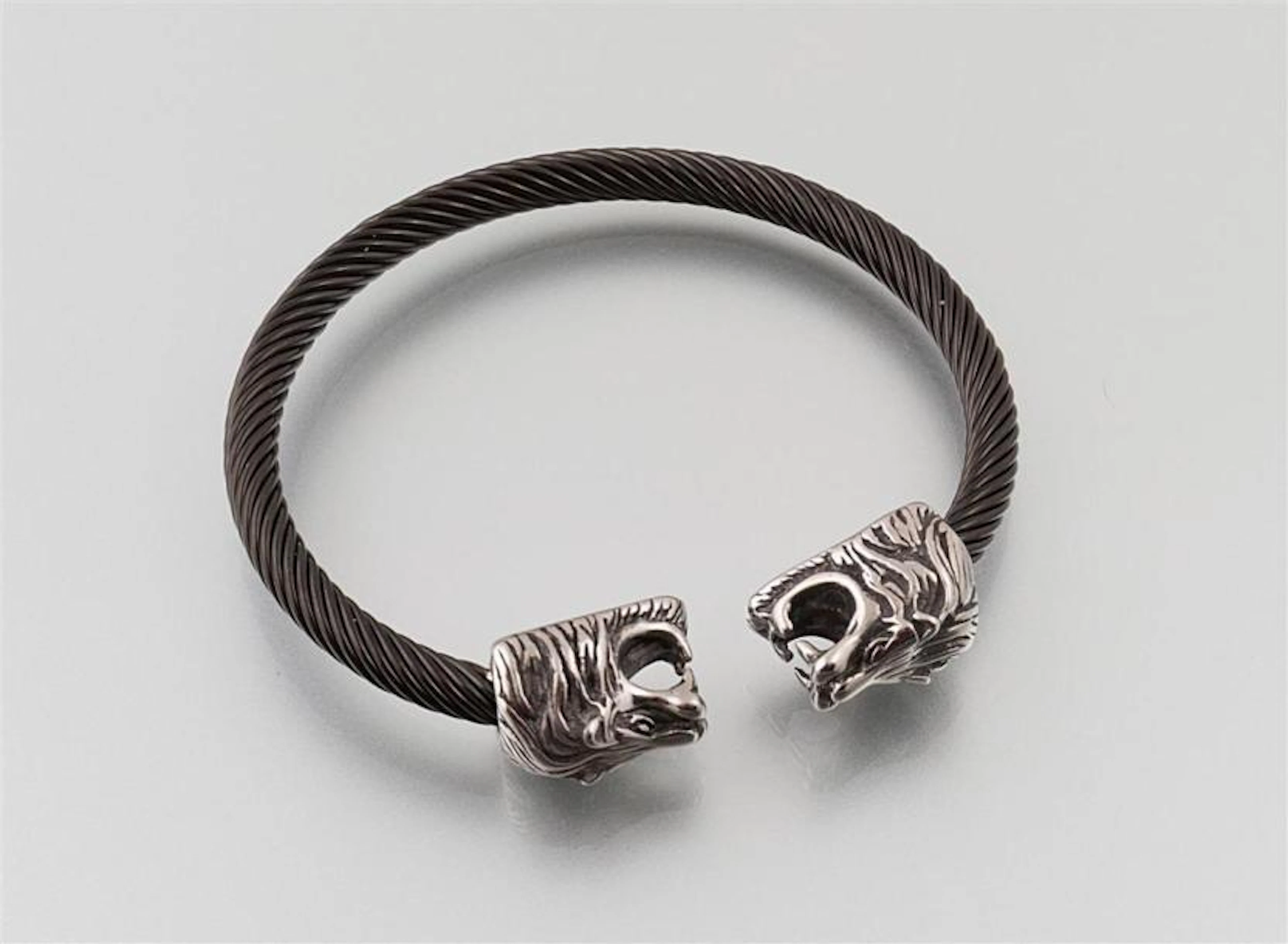 Bracelet en fils d'acier noir orné à chaque…