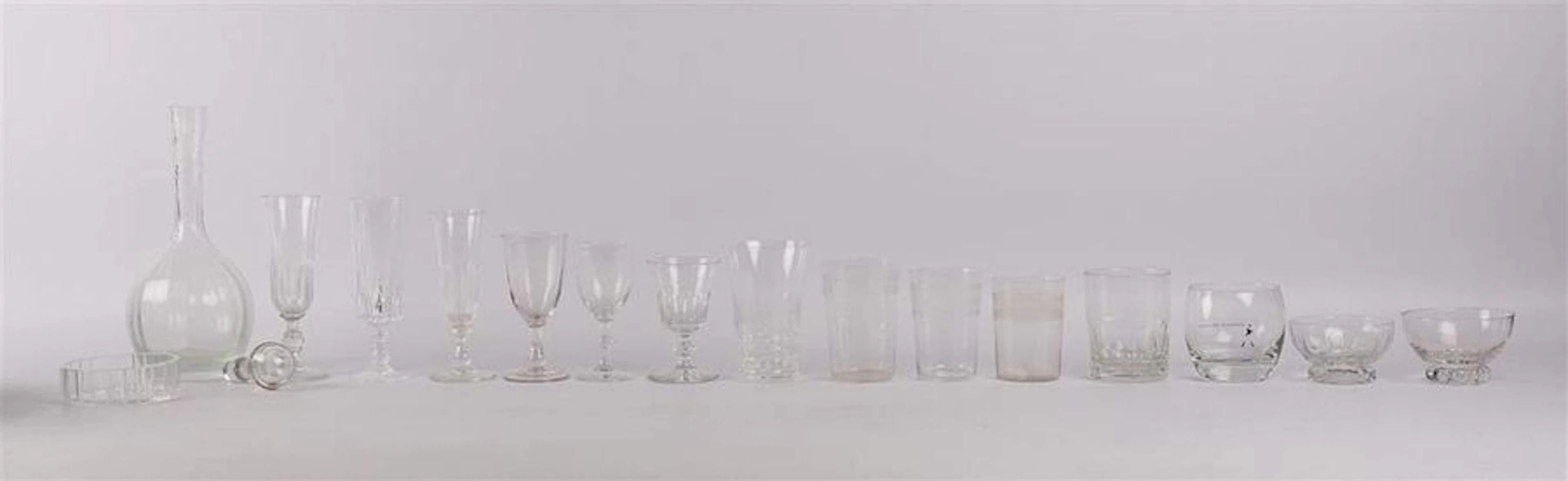 Lot en verre comprenant une carafe à côtes…