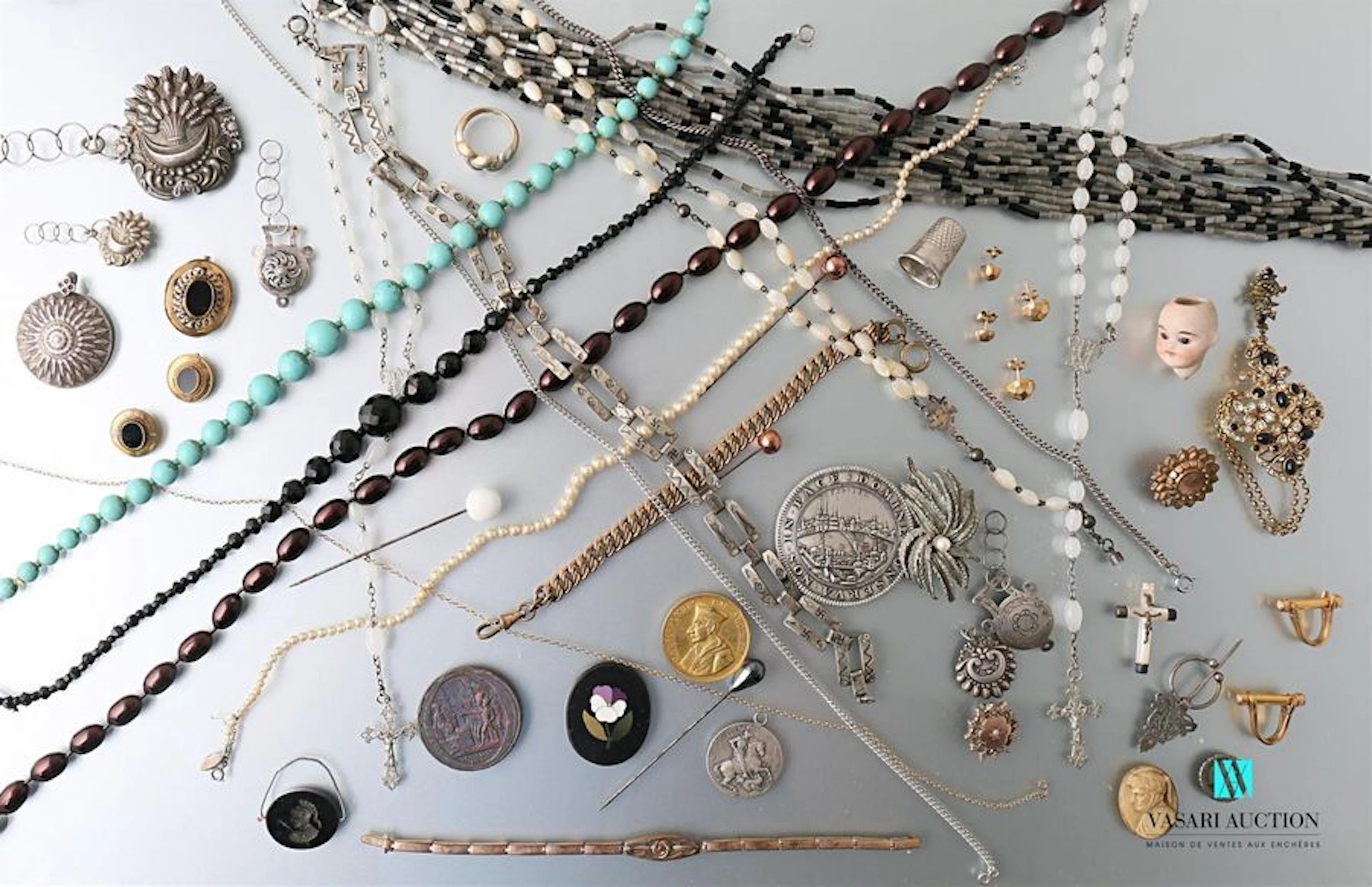 Lot de bijoux fantaisie comprenant un collier…
