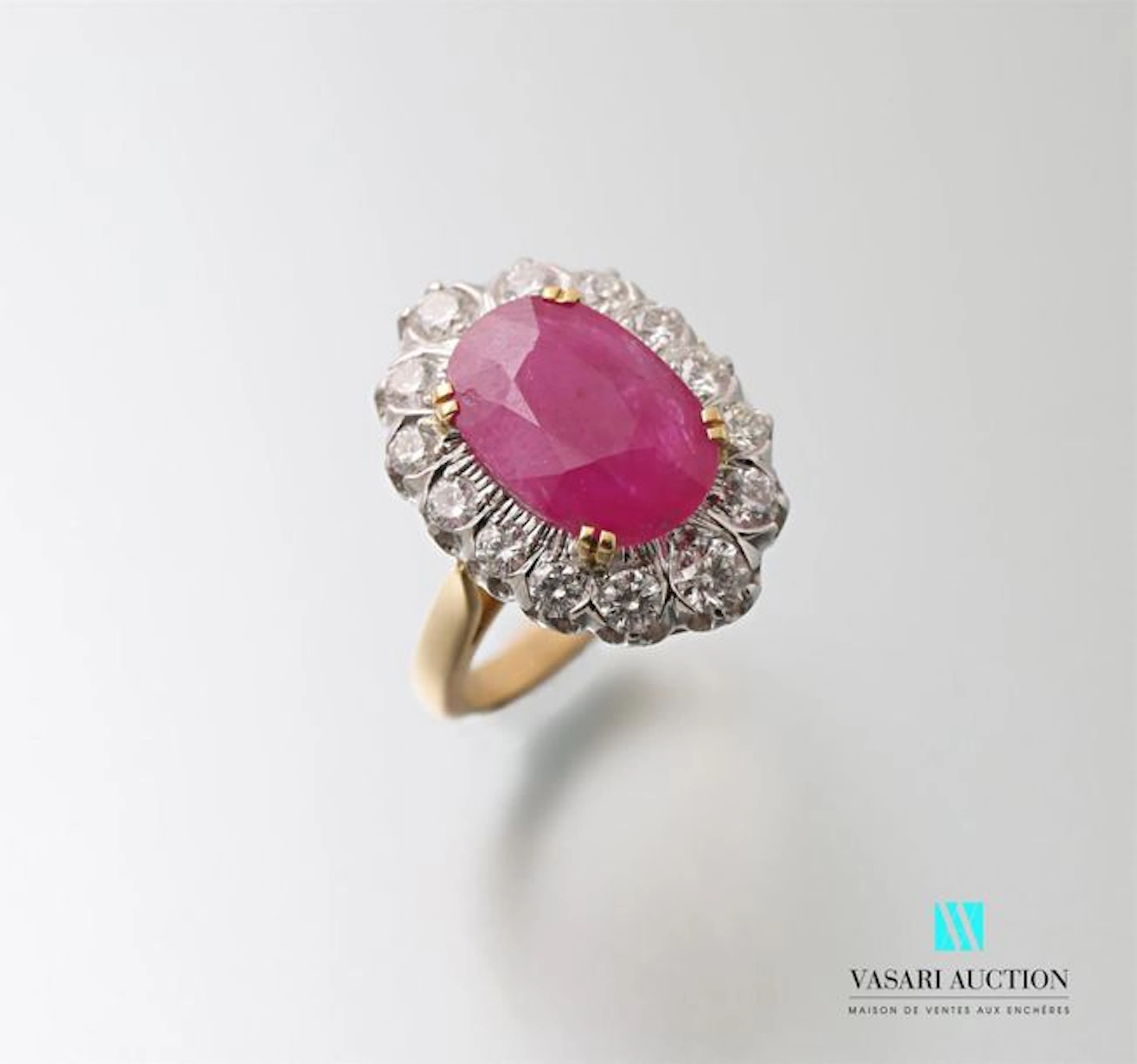 Bague Pompadour en or jaune et en or gris…