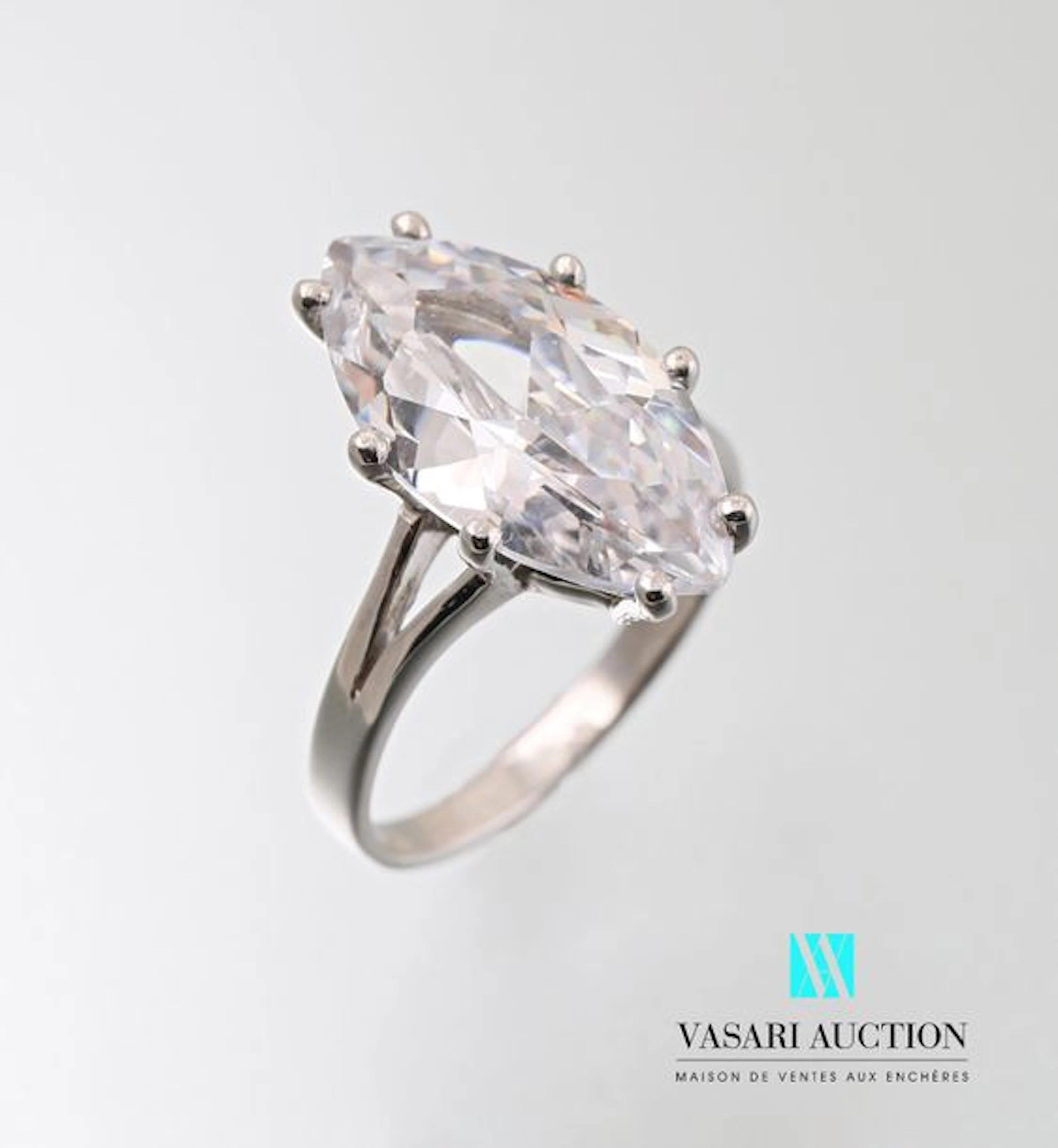 Bague " solitaire " en argent, ornée d'un…