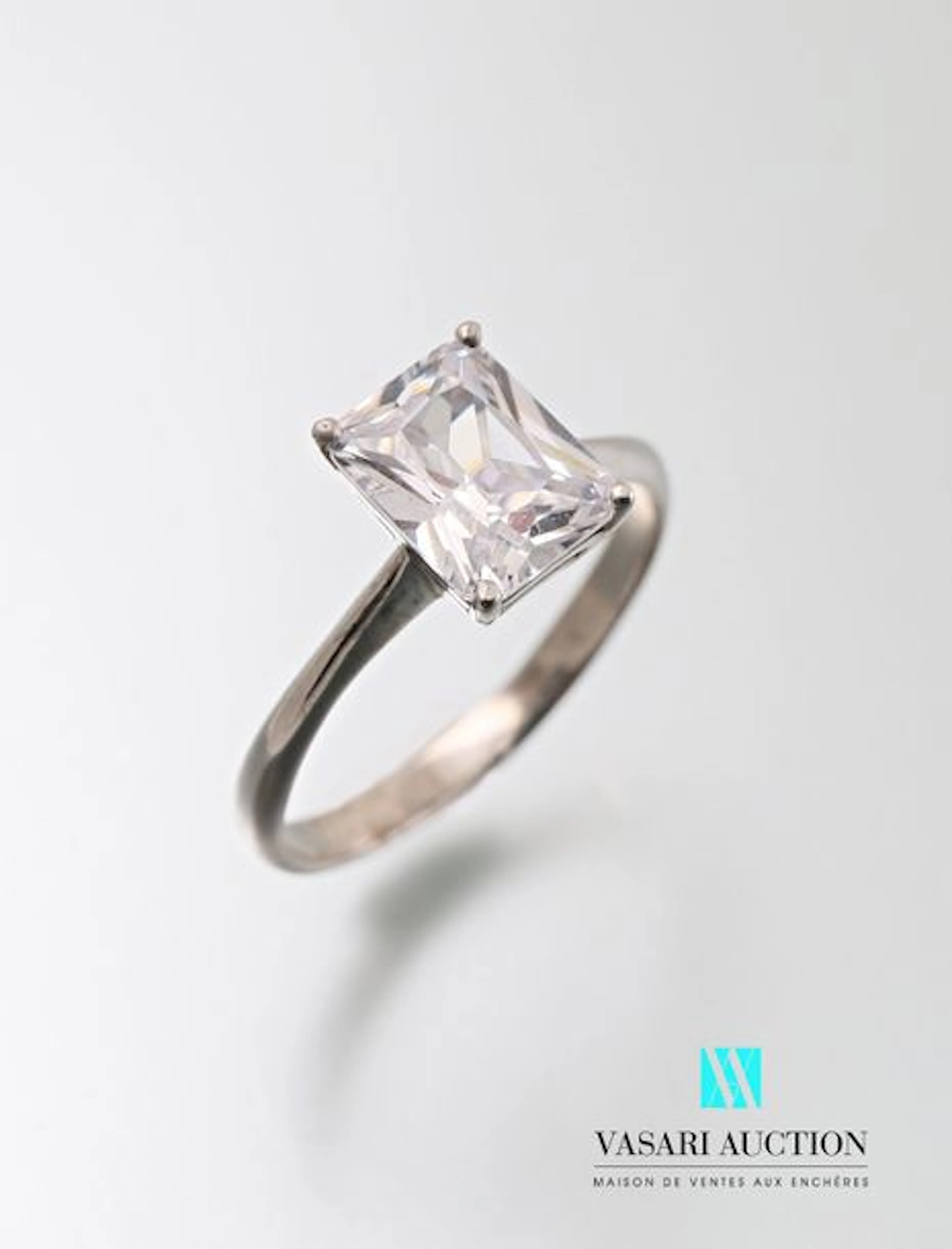 Bague " solitaire " en argent, ornée d'un…