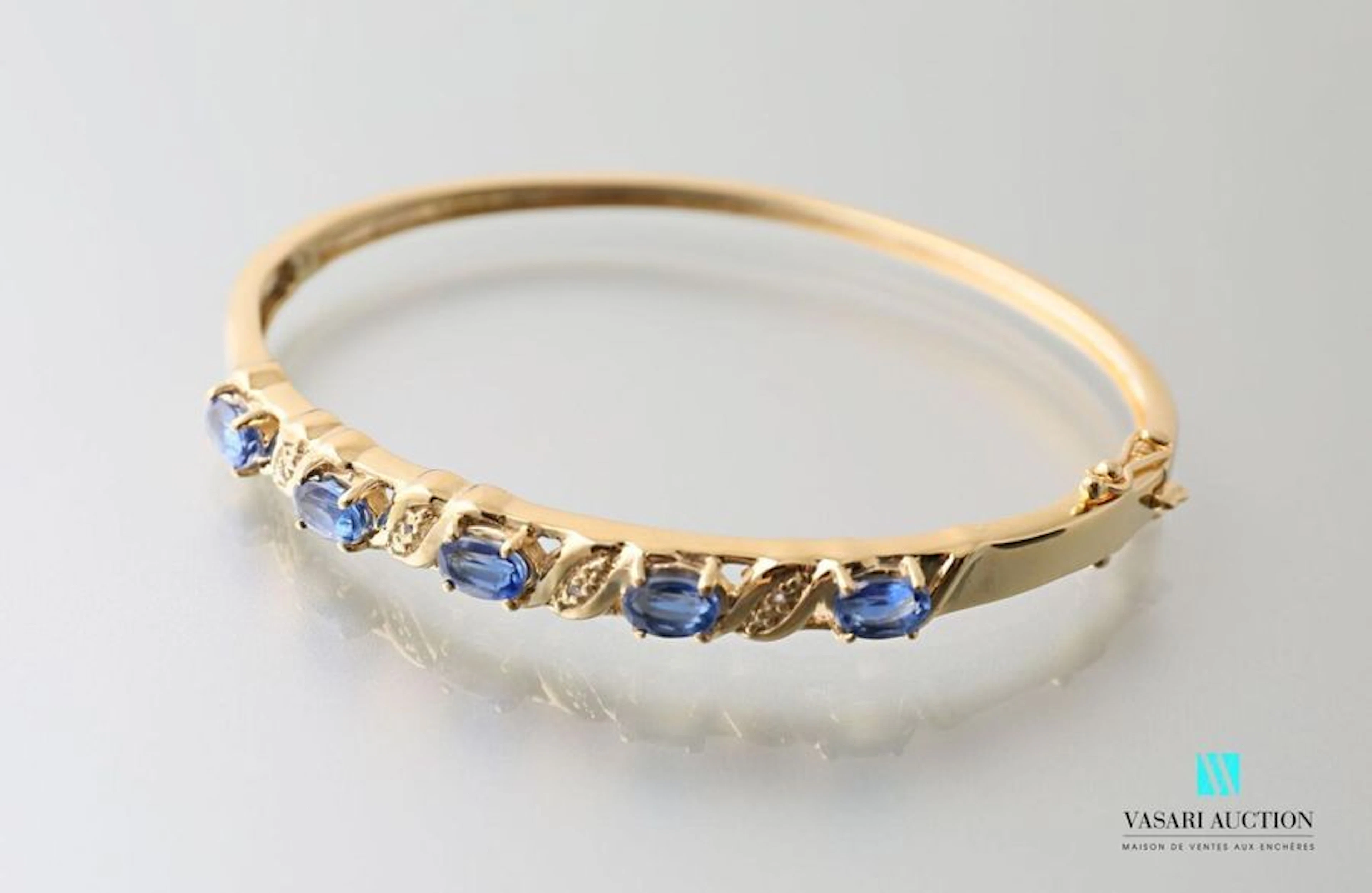 Bracelet jonc en vermeil orné de cinq kyanites... - Lot 189 - Vasari Auction