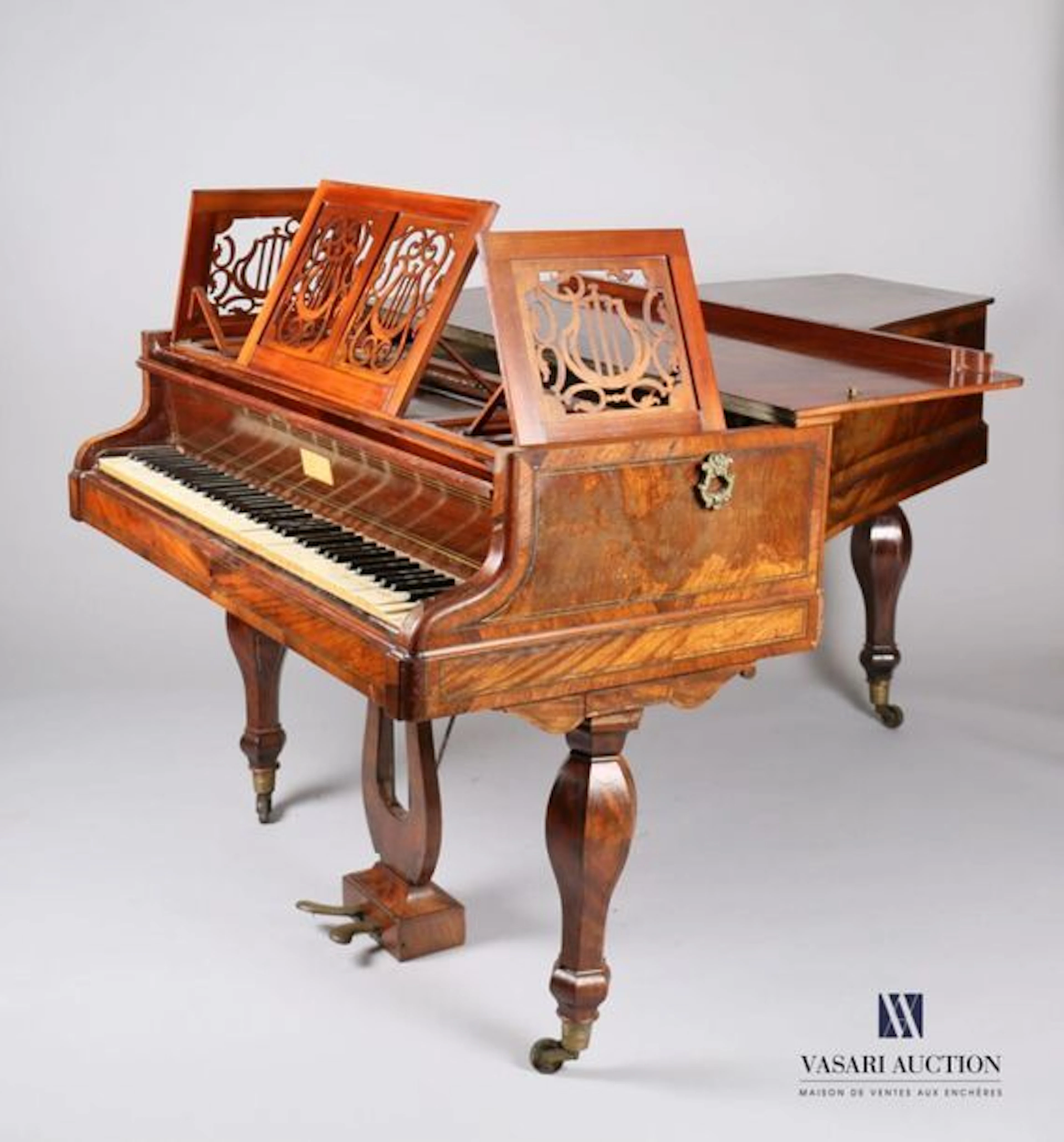 Piano quart de queue en bois mouluré et bosi... - Lot 63 - Vasari Auction