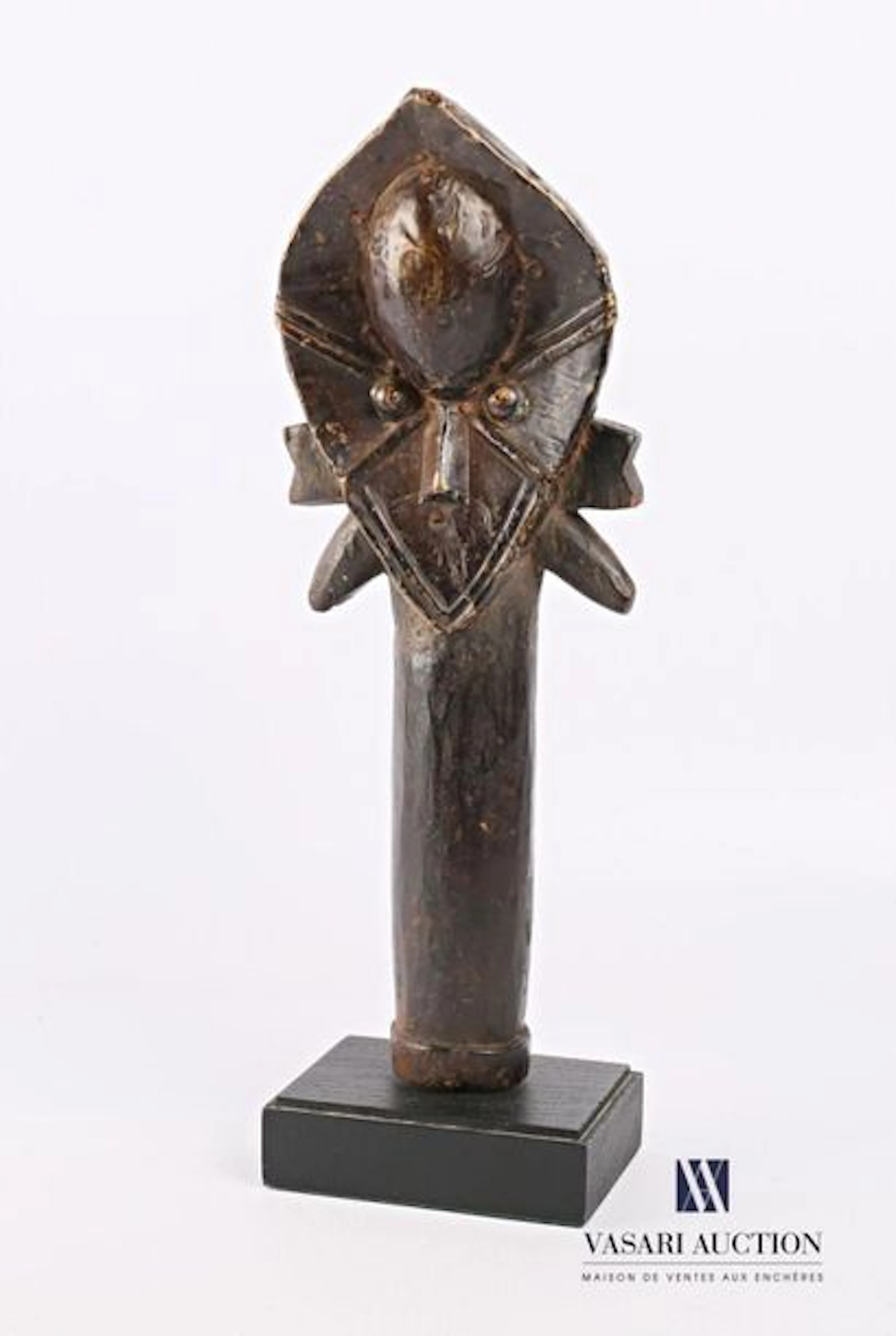 KOTA Reliquaire de style Shake figurant une... - Lot 32 - Vasari Auction