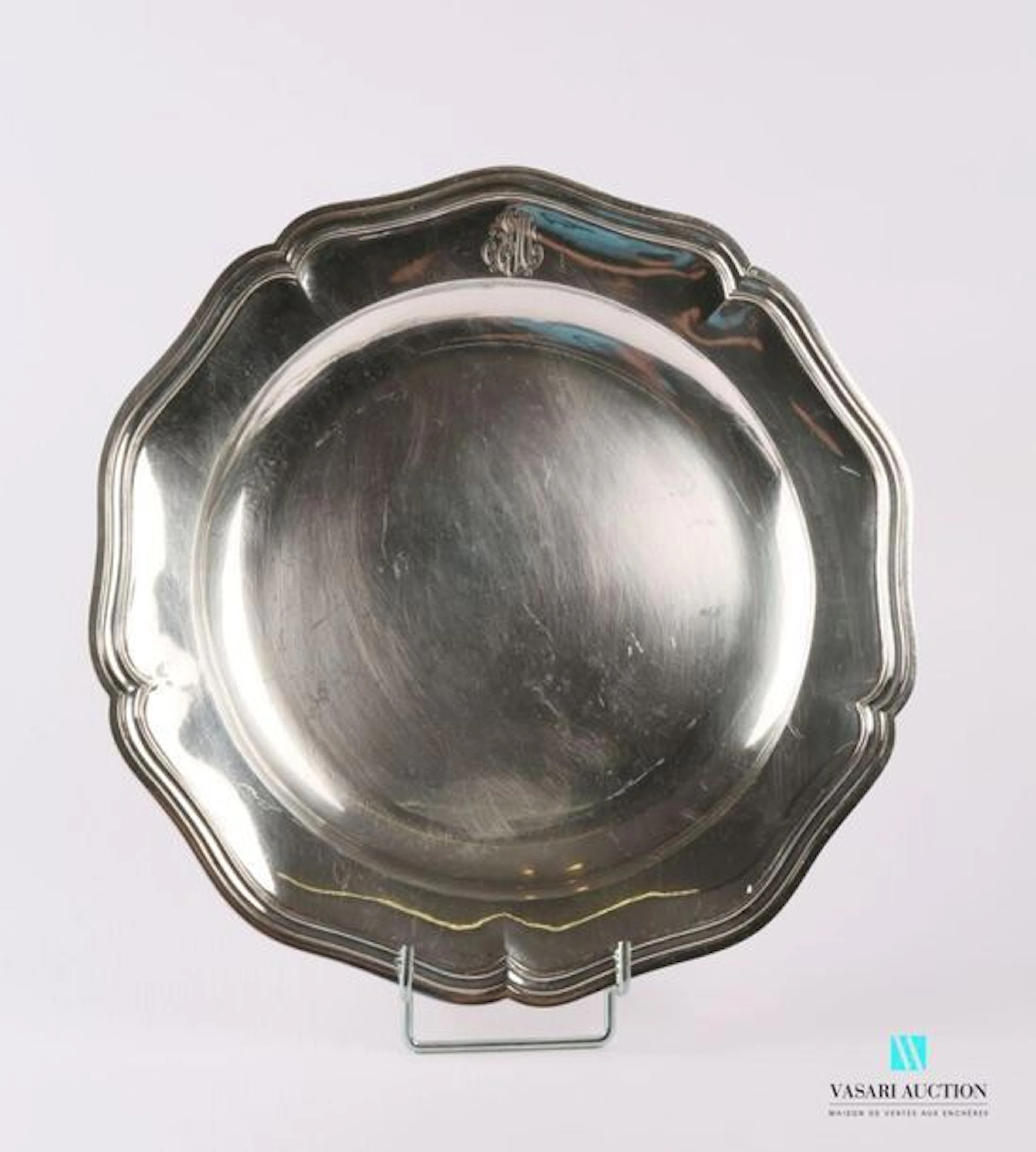 Plat rond et creux en argent, la bordure... - Lot 41 - Vasari Auction