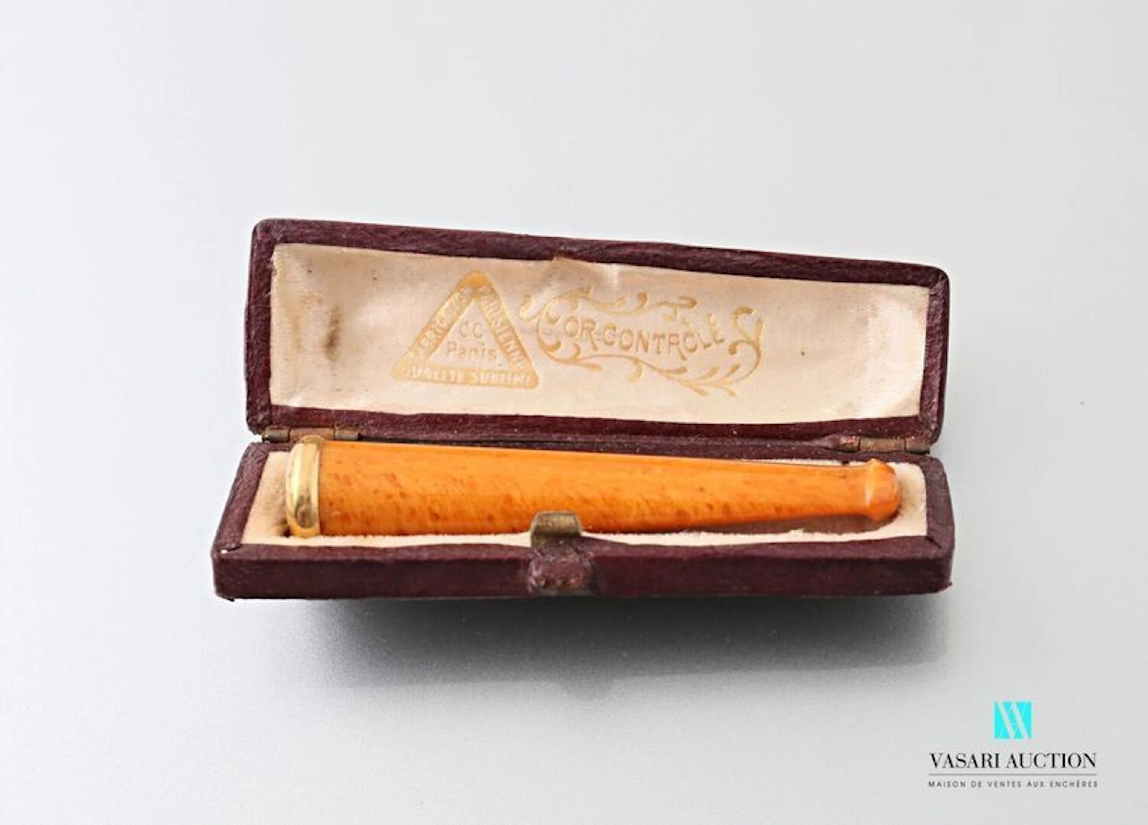 Fume cigarette en ambre orné d'une bague... - Lot 9 - Vasari Auction
