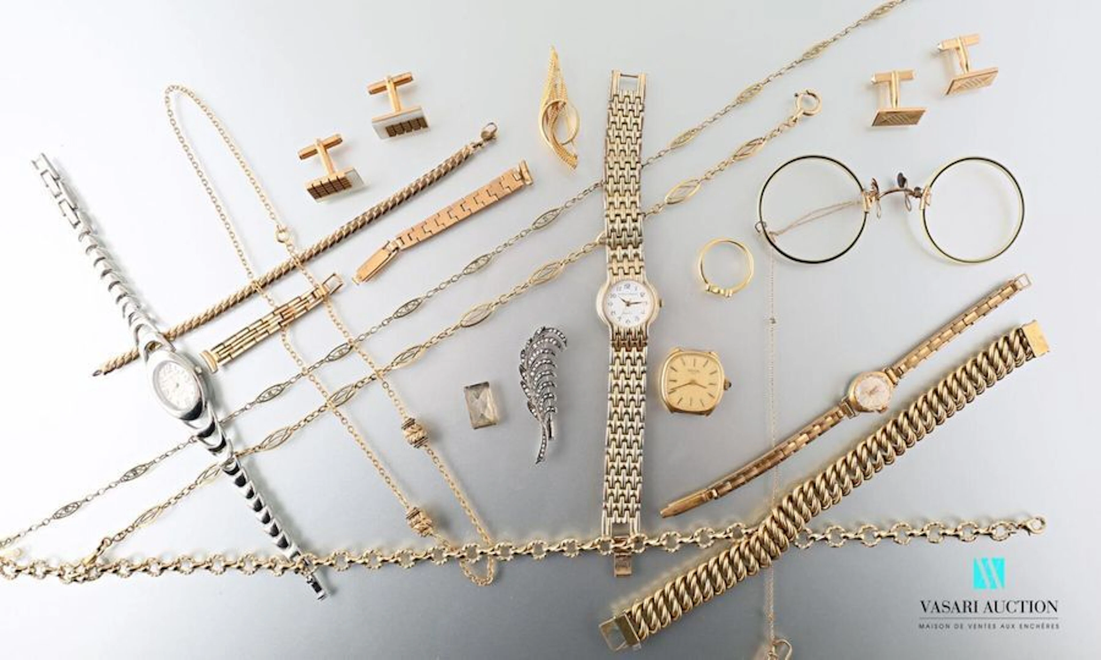 Un ensemble de bijoux fantaisie : bracelets,... - Lot 253 - Vasari Auction