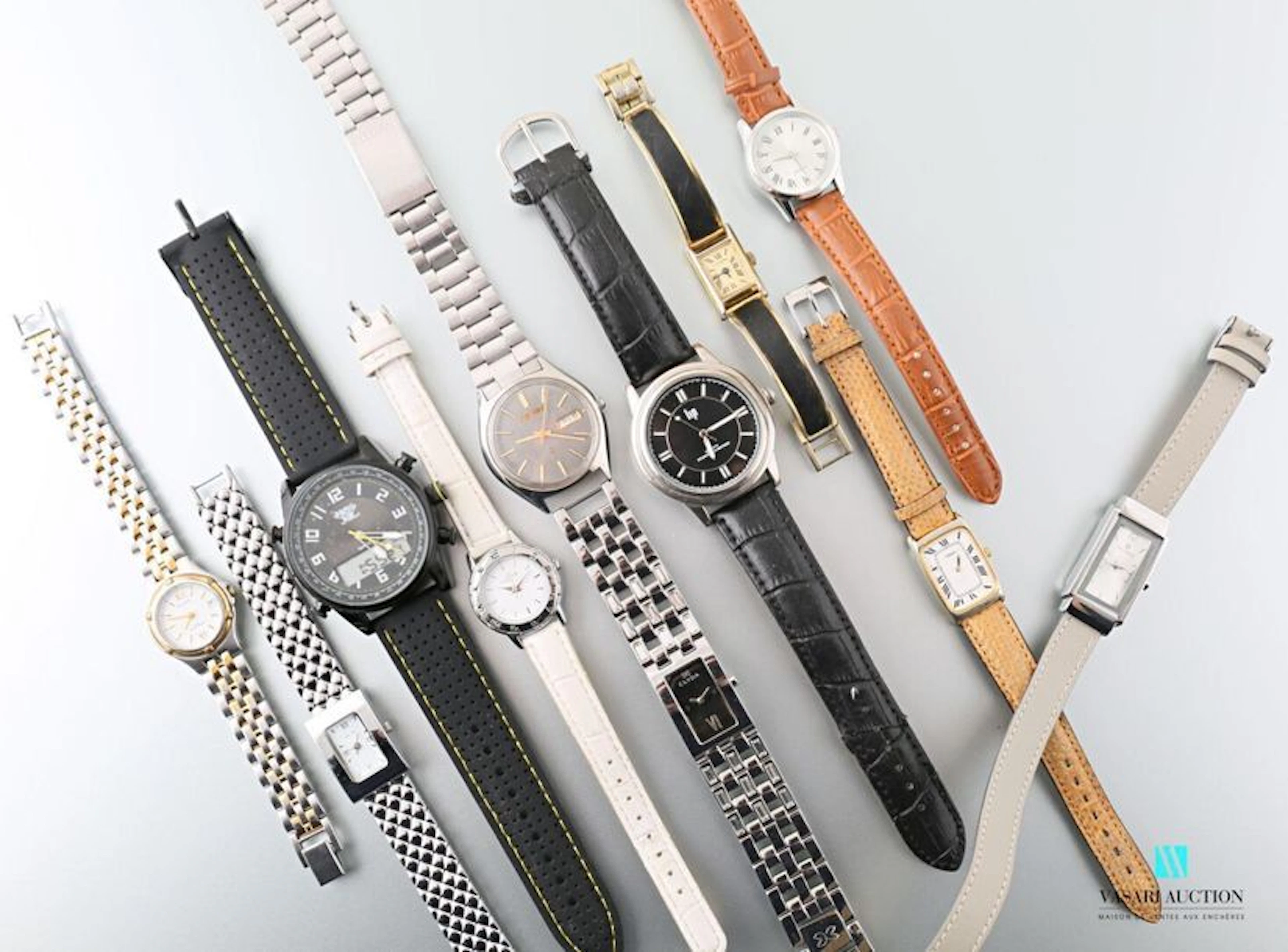 Lot comprenant dix montres fantaisies dont... - Lot 437 - Vasari Auction
