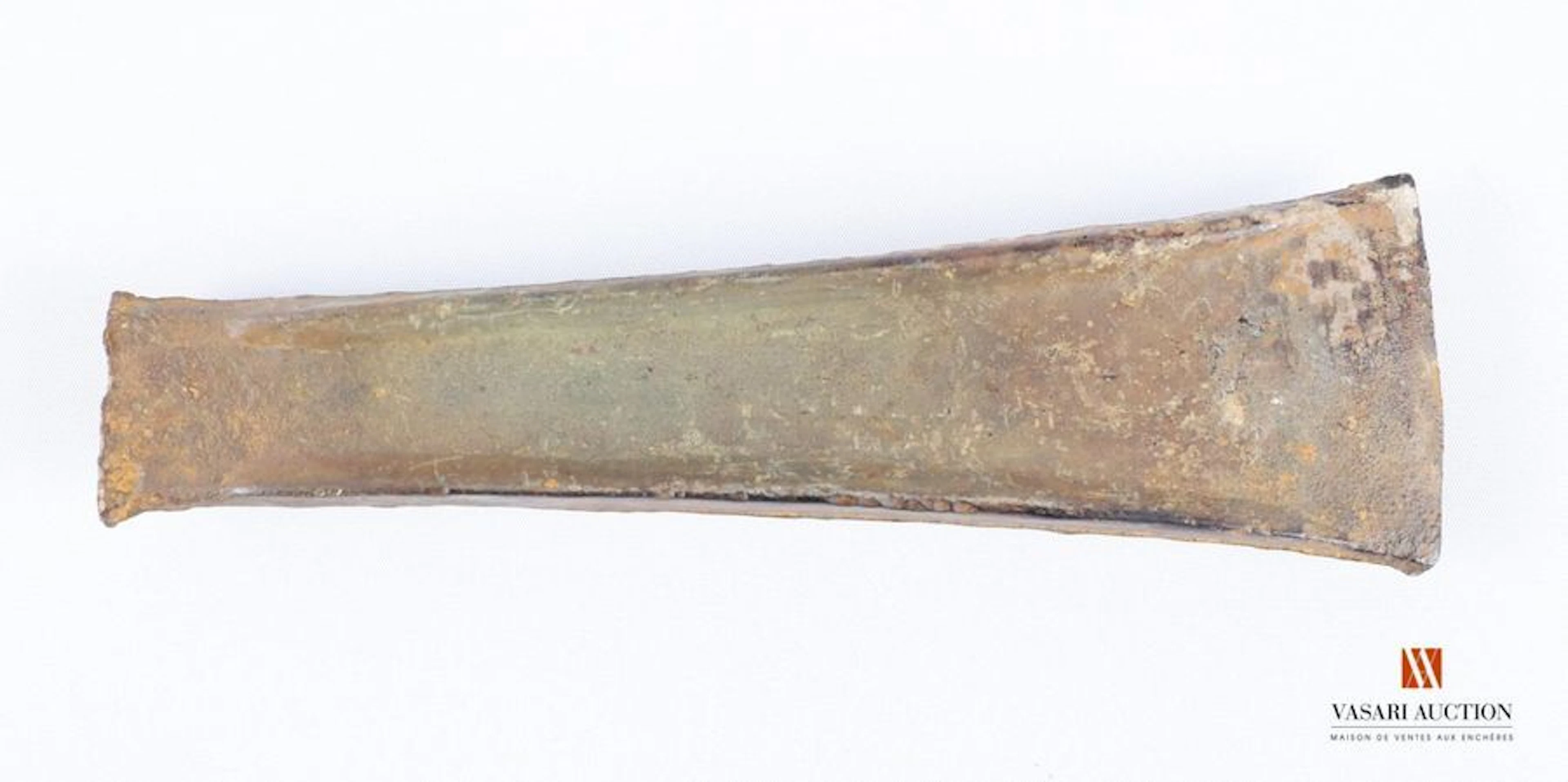 Hache à rebords, dite du type médocain, bronze,... - Lot 18 - Vasari Auction