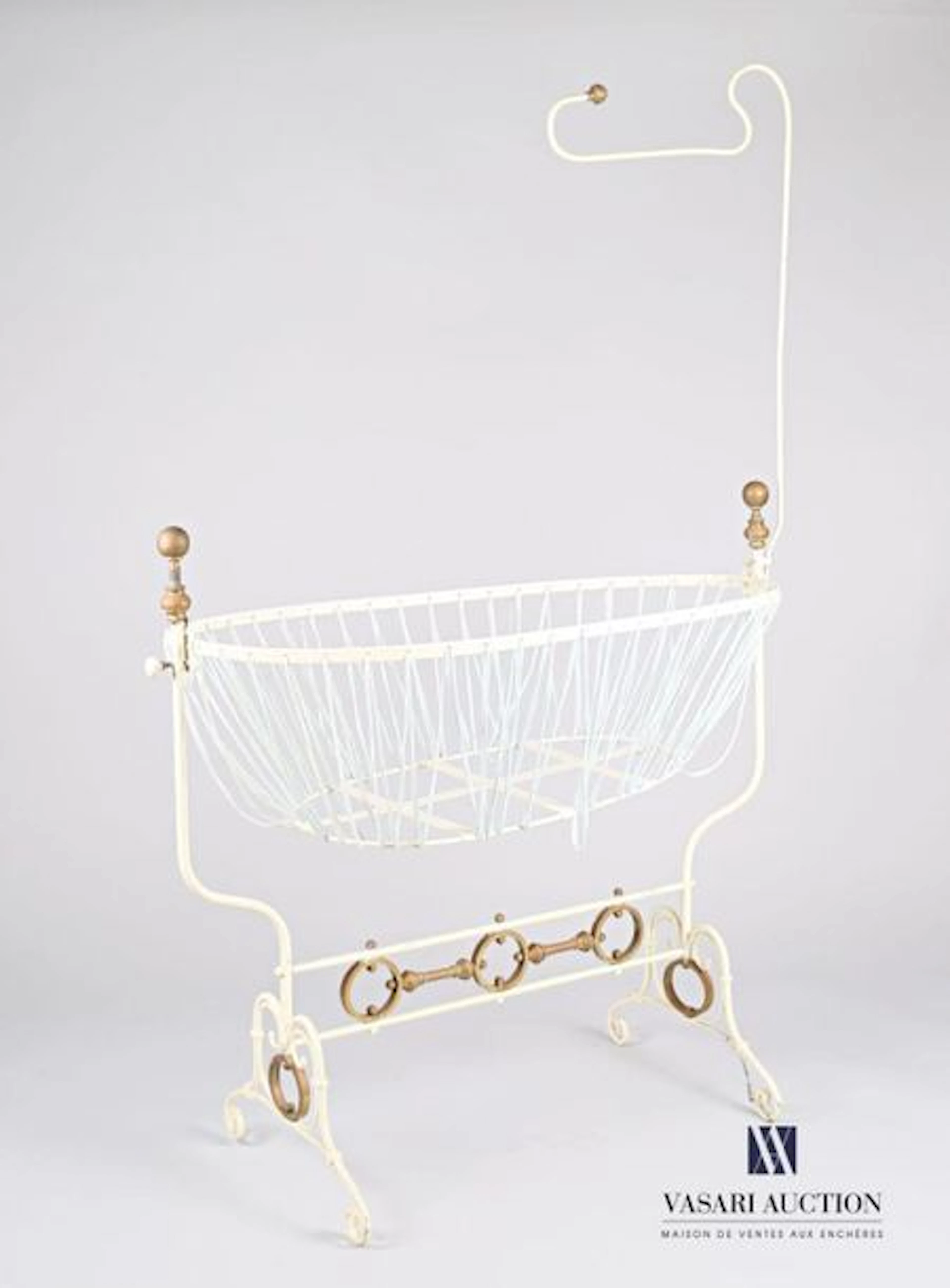 Berceau en fer forgé laqué blanc et rehauts... - Lot 55 - Vasari Auction