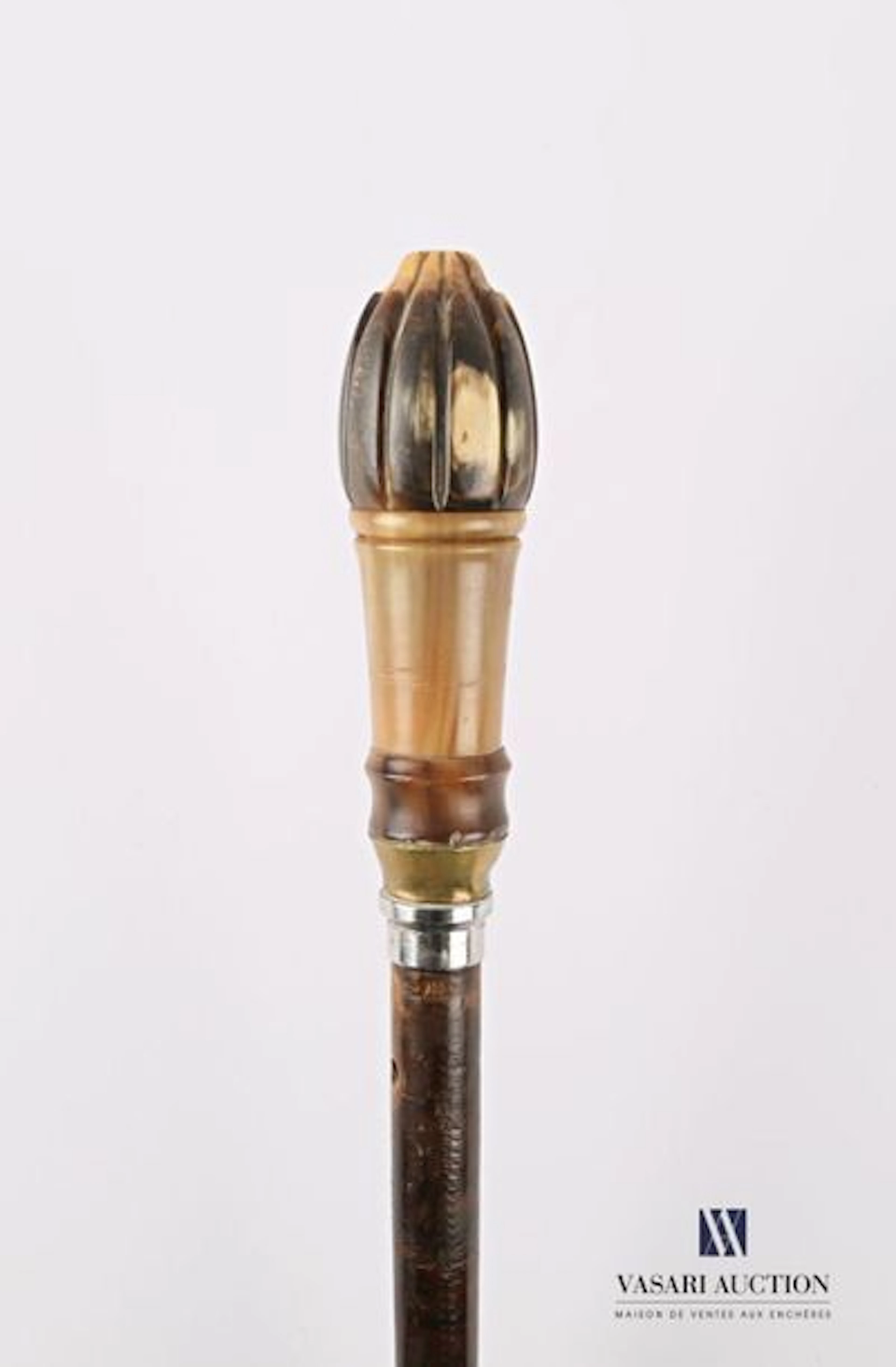 Canne en bois naturel, le pommeau en corne... - Lot 95 - Vasari Auction