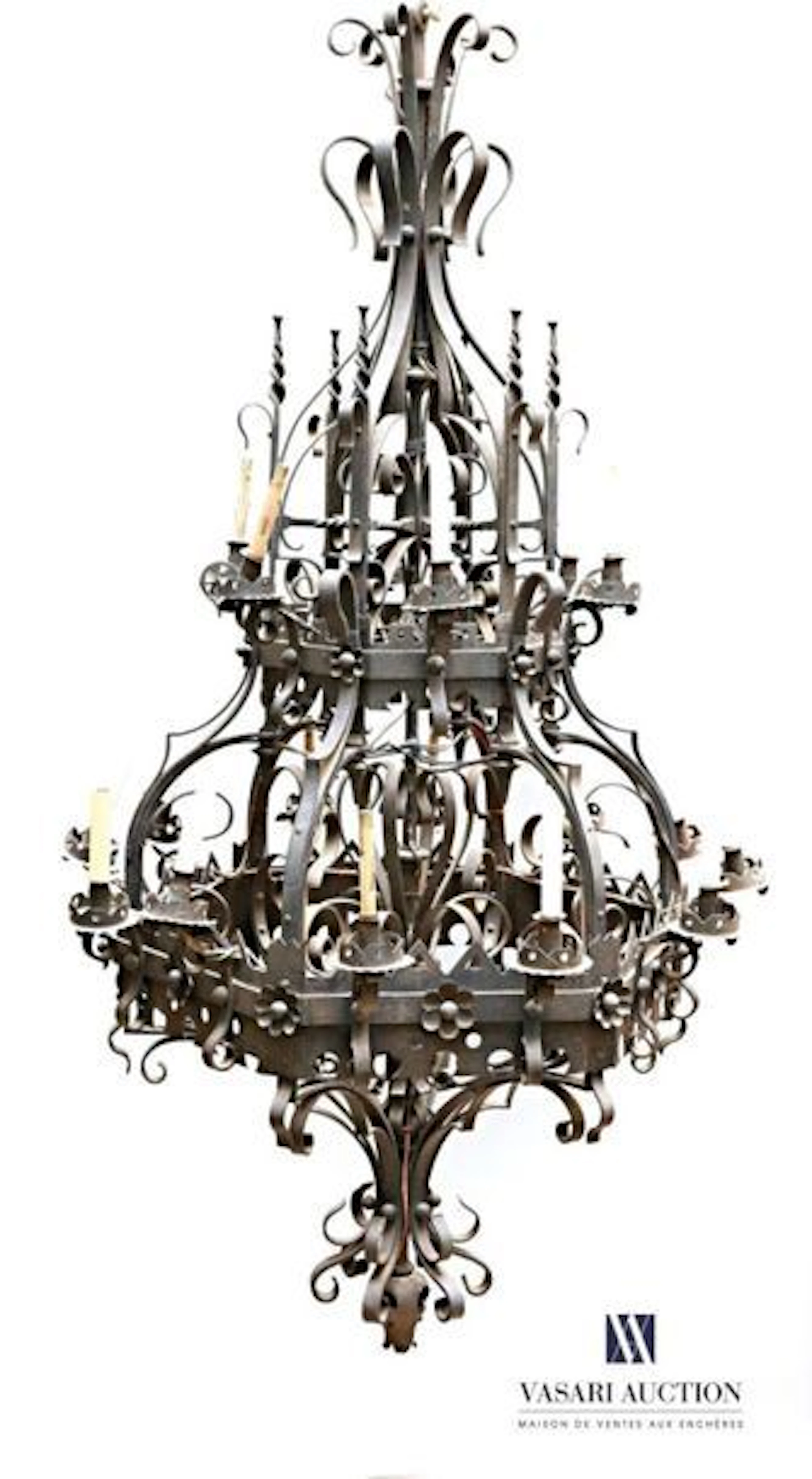 Très important lustre en fer forgé à dix-huit... - Lot 91 - Vasari Auction
