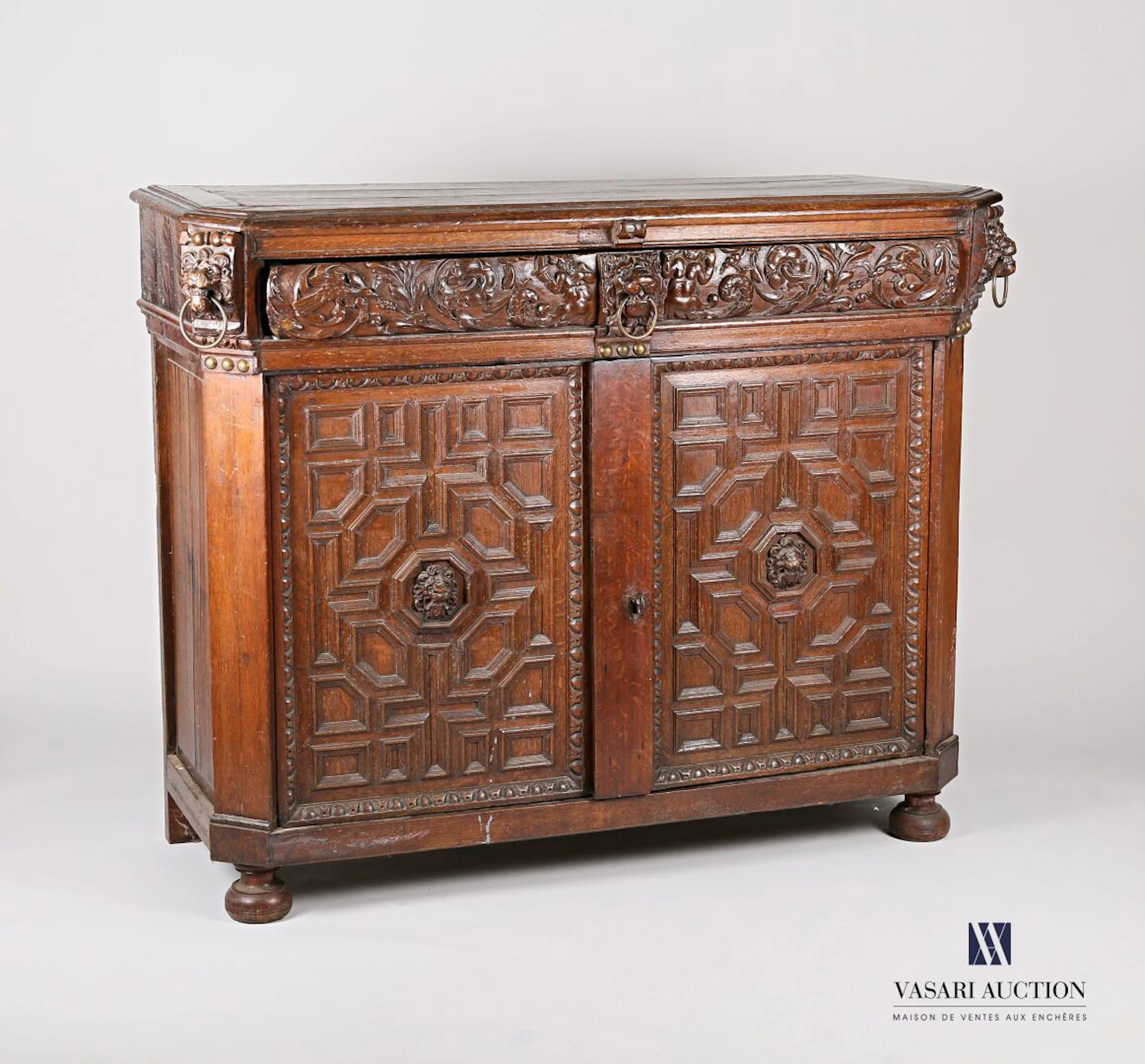 Buffet à hauteur d'appui en chêne mouluré... - Lot 203 - Vasari Auction
