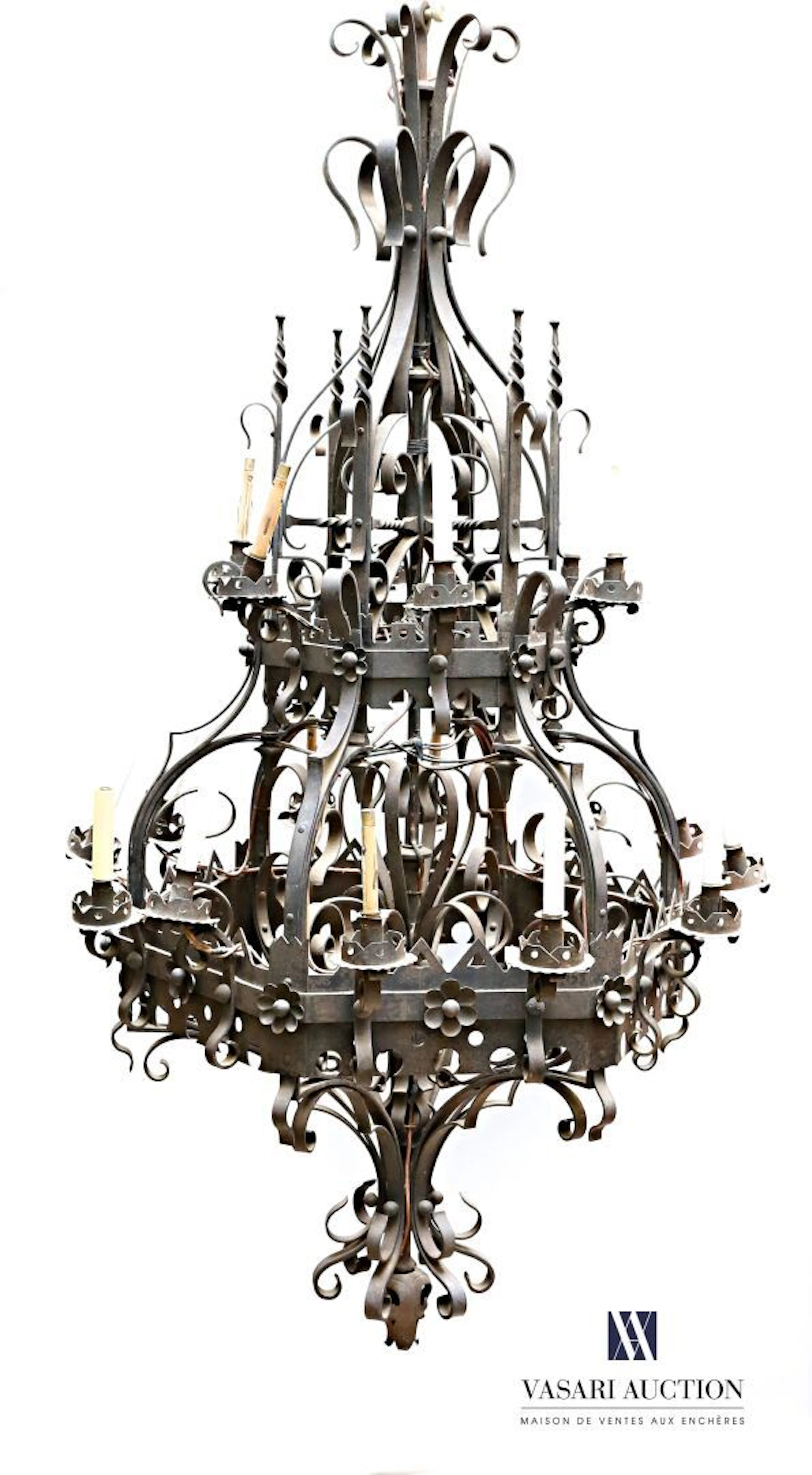 Très important lustre en fer forgé à dix-huit... - Lot 113 - Vasari Auction