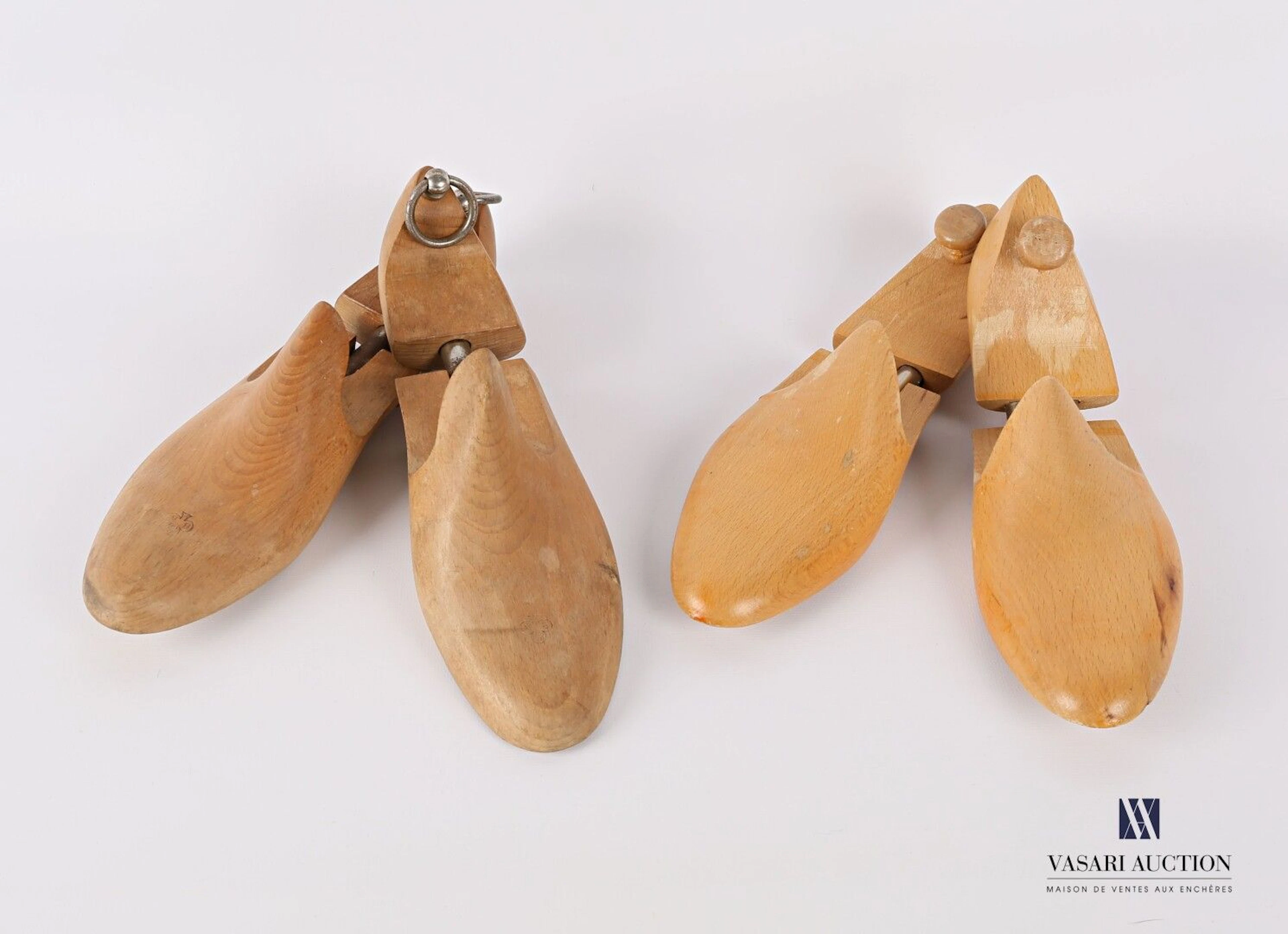 Lot de deux paires d'embauchoirs en bois... - Lot 359 - Vasari Auction