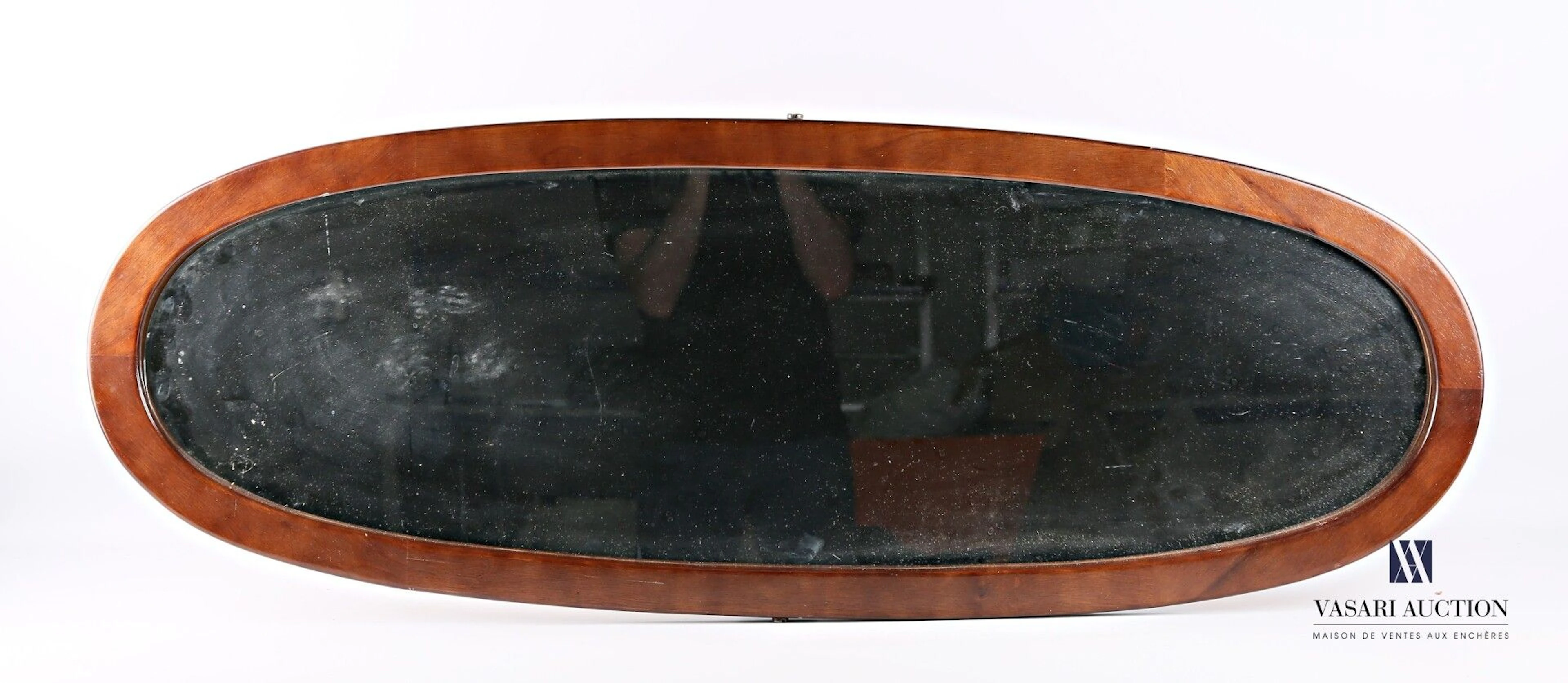 Miroir de forme oblongue, le cadre en bois... - Lot 371 - Vasari Auction