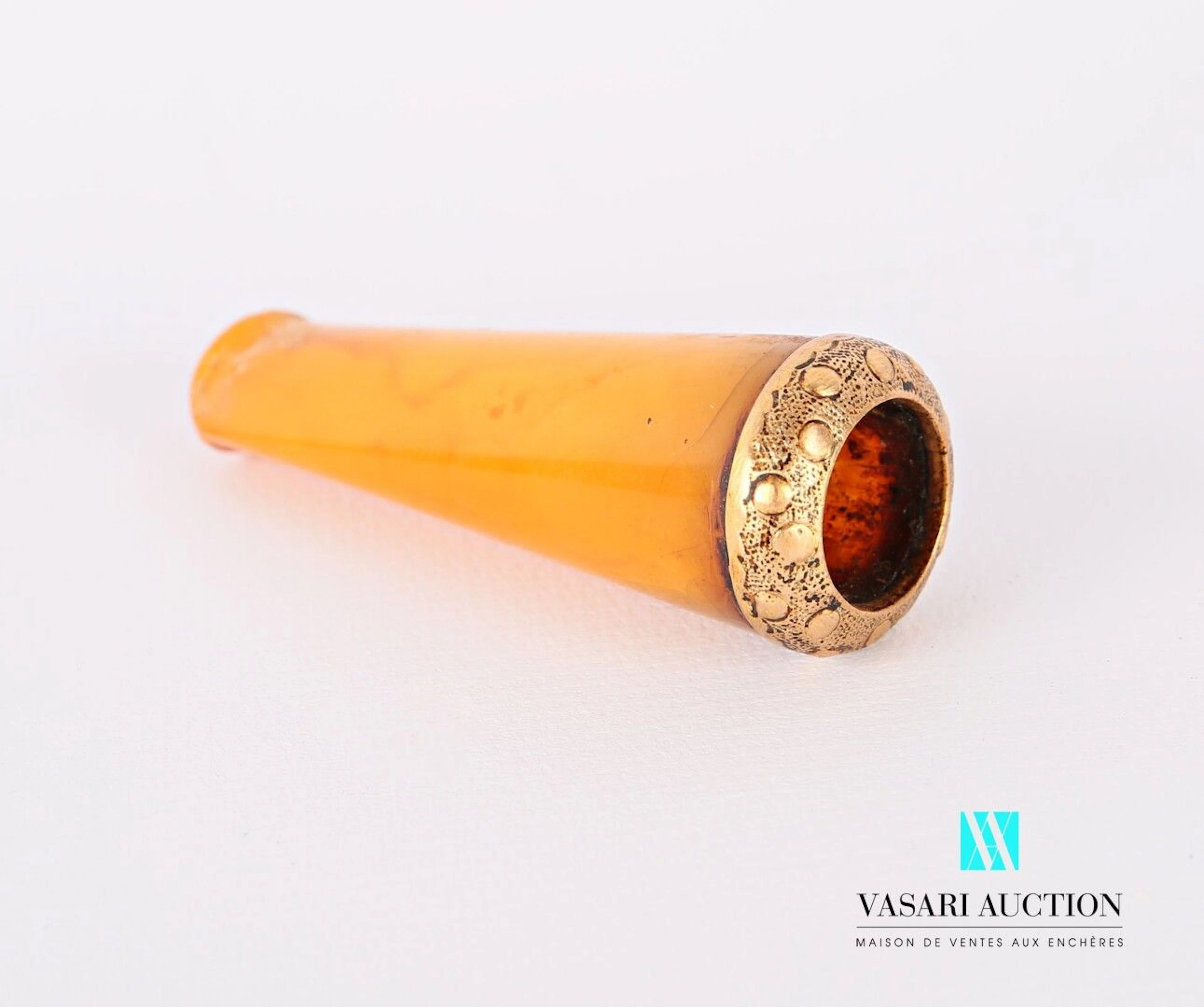 Fume cigarette en ambre orné d'une bague... - Lot 122 - Vasari Auction