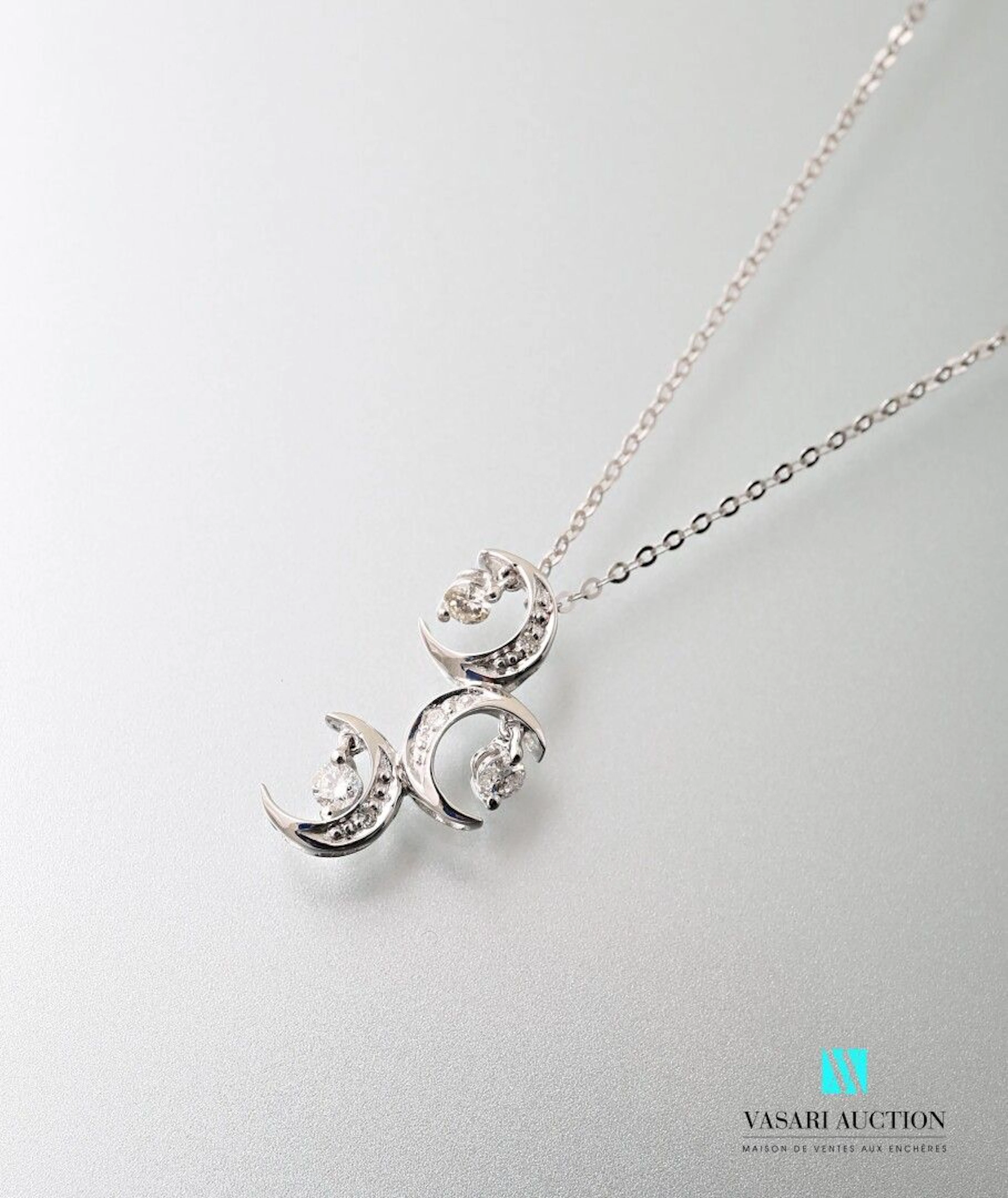 Pendentif et une chaine à maille forçat en... - Lot 235 - Vasari Auction