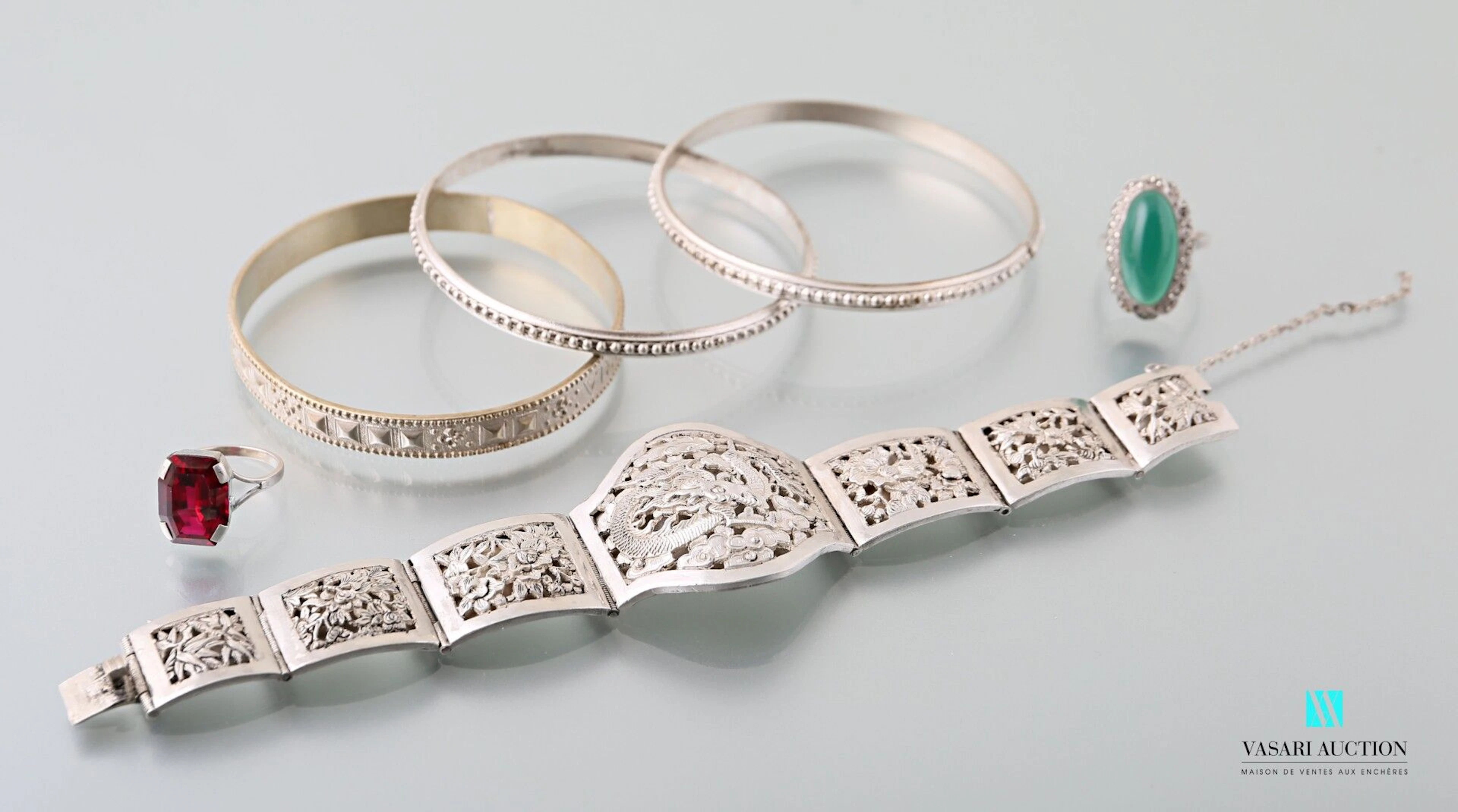 Lot en métal et argent comprenant trois bracelets... - Lot 381 - Vasari Auction