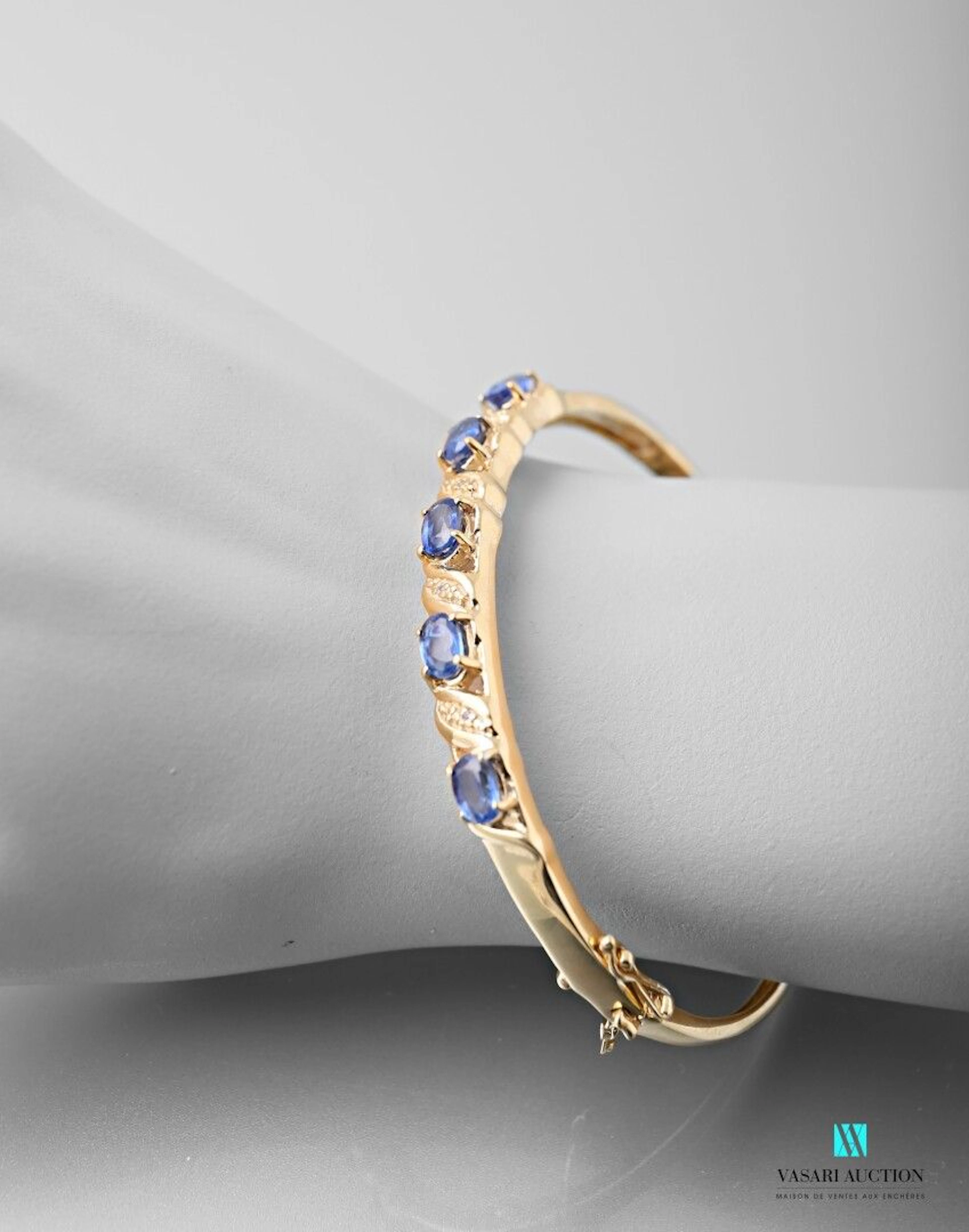 Bracelet rigide en vermeil orné de cinq kyanites... - Lot 464 - Vasari Auction