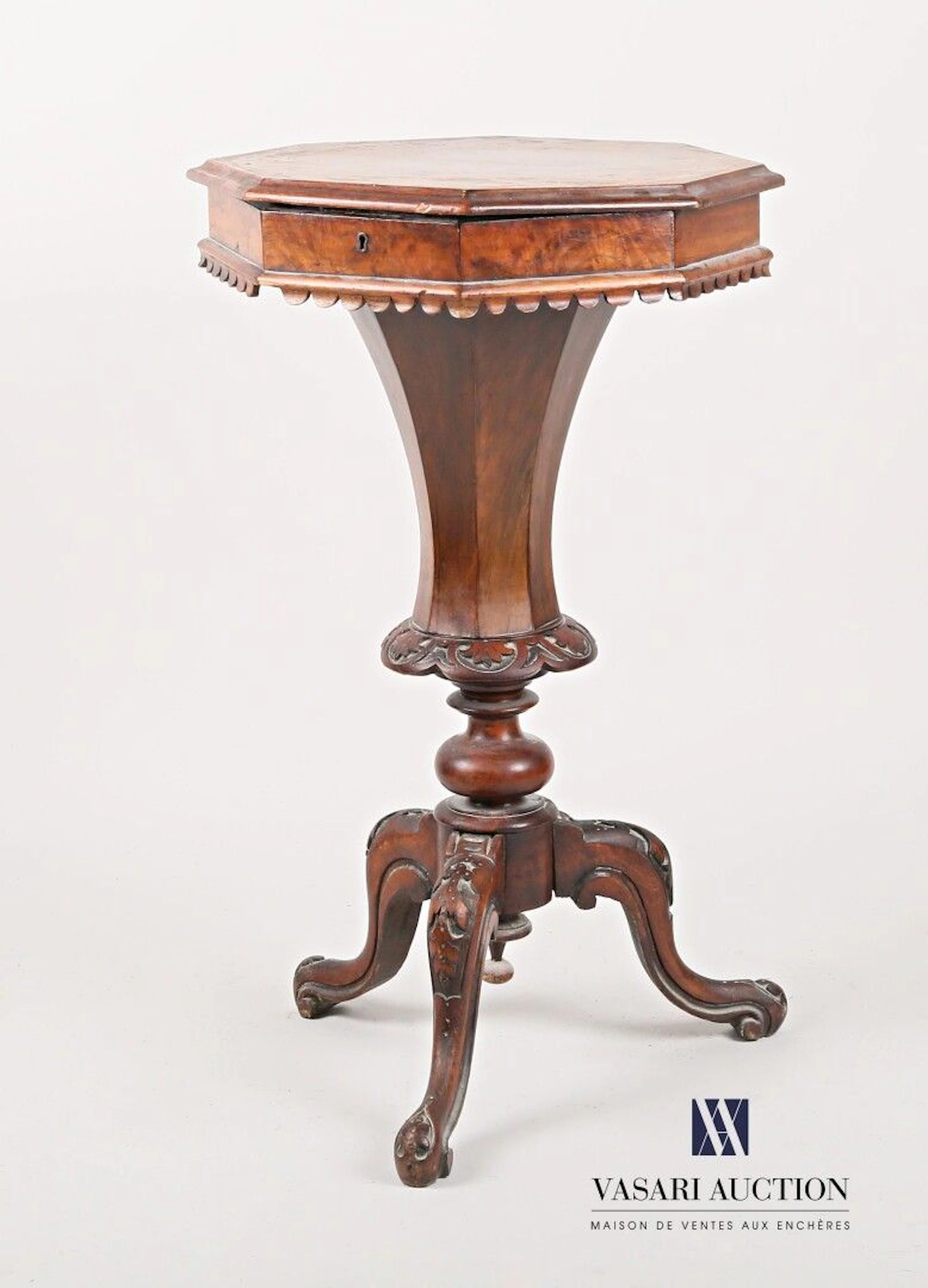 Table travailleuse en bois naturel mouluré... - Lot 155 - Vasari Auction