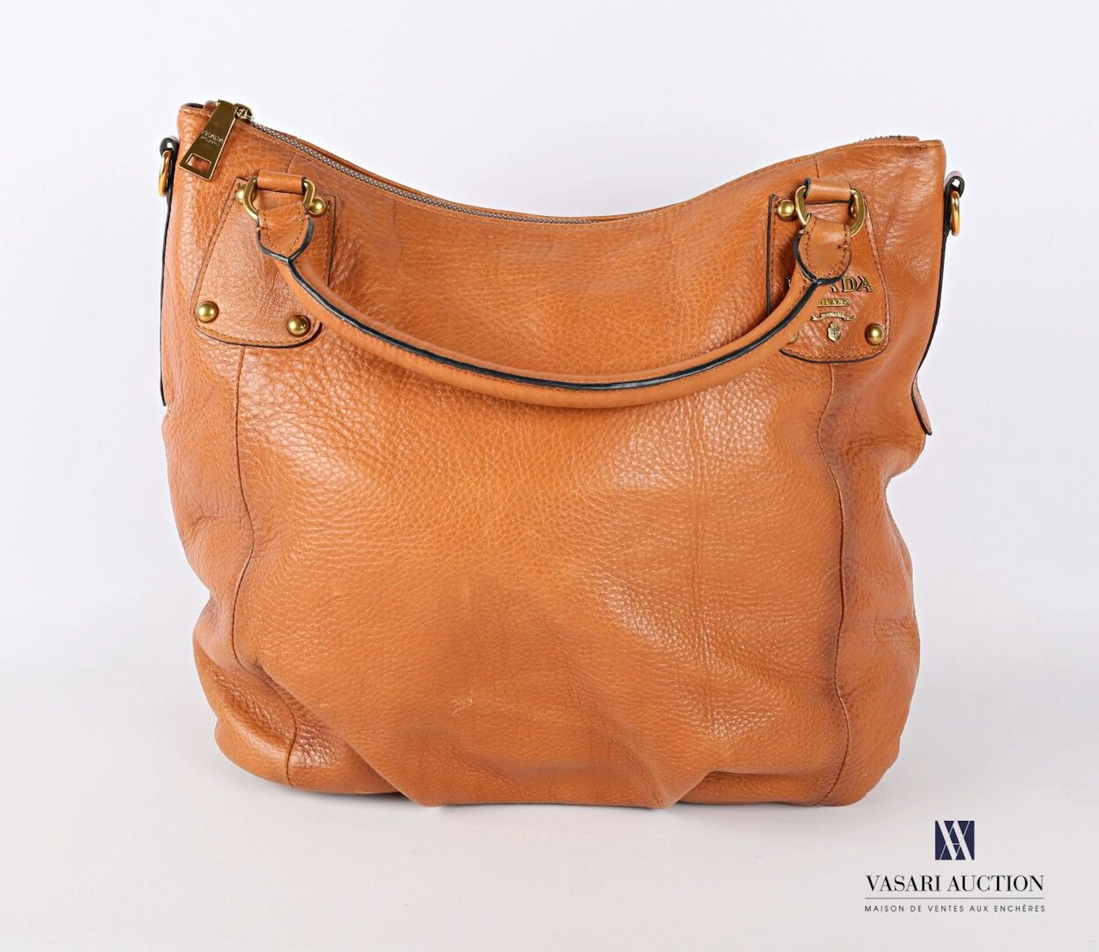 PRADA. Sac en cuir fauve anse portée épaule.... - Lot 220 - Vasari Auction