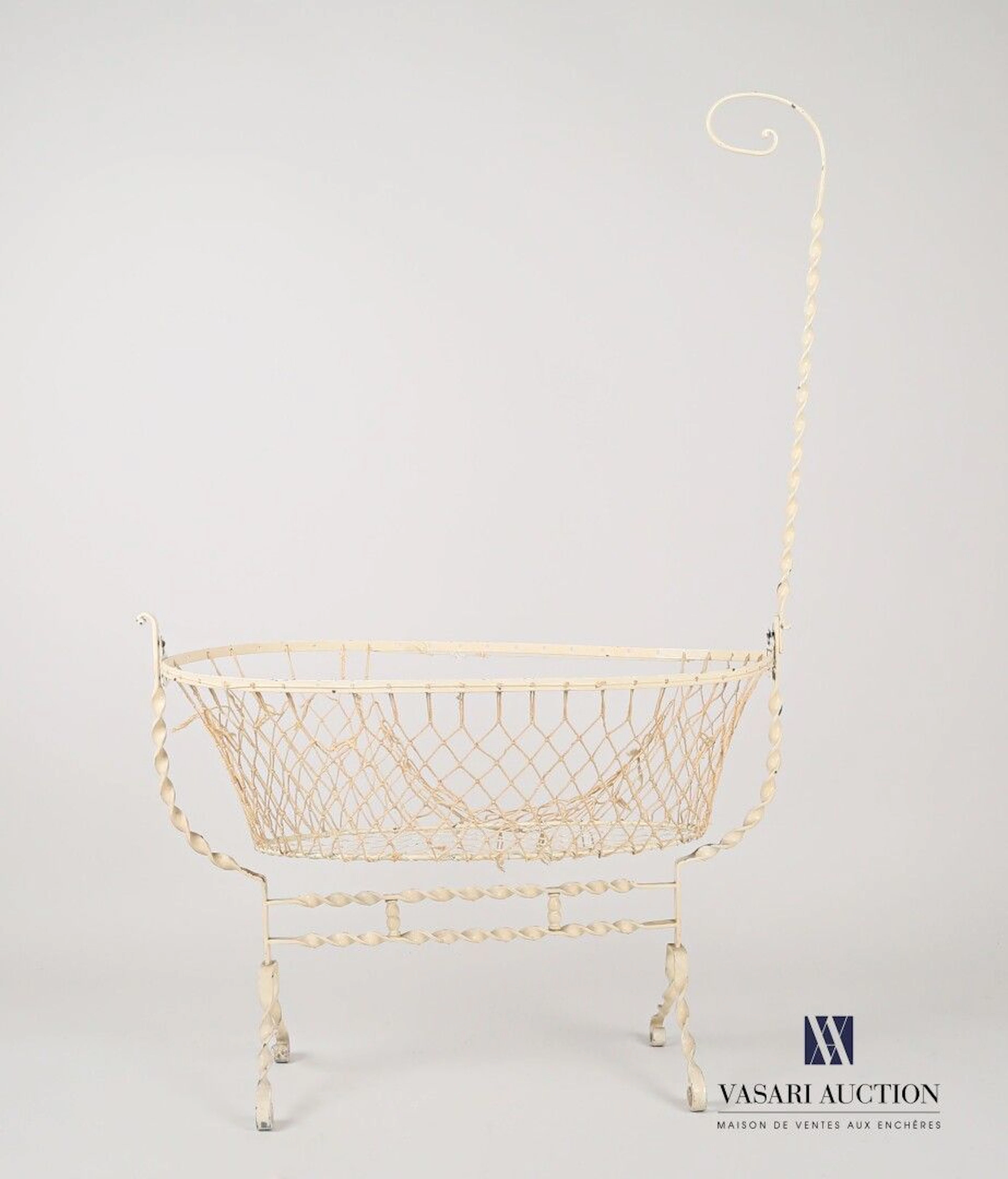 Berceau en fer forgé, torsadé et laqué blanc,... - Lot 163 - Vasari Auction