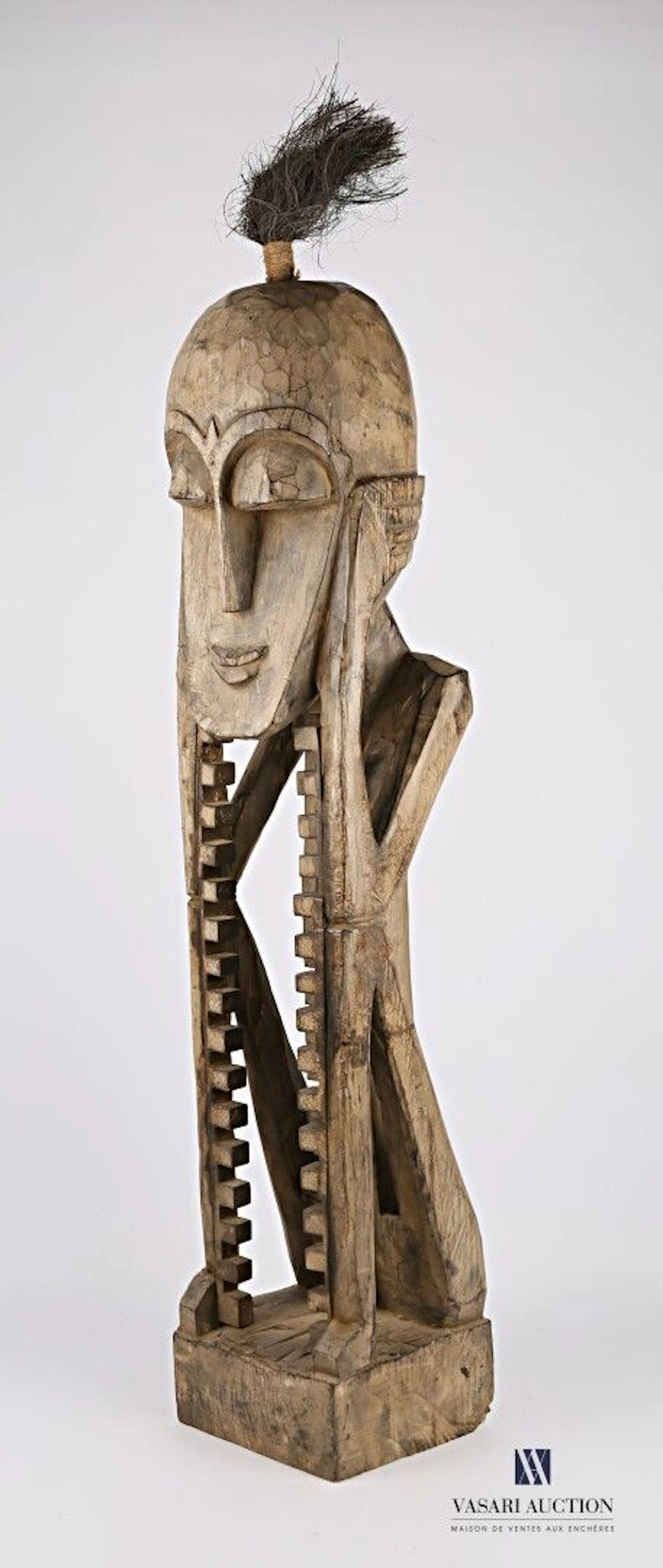 Statue africaine en bois sculpté représentant... - Lot 190 - Vasari Auction