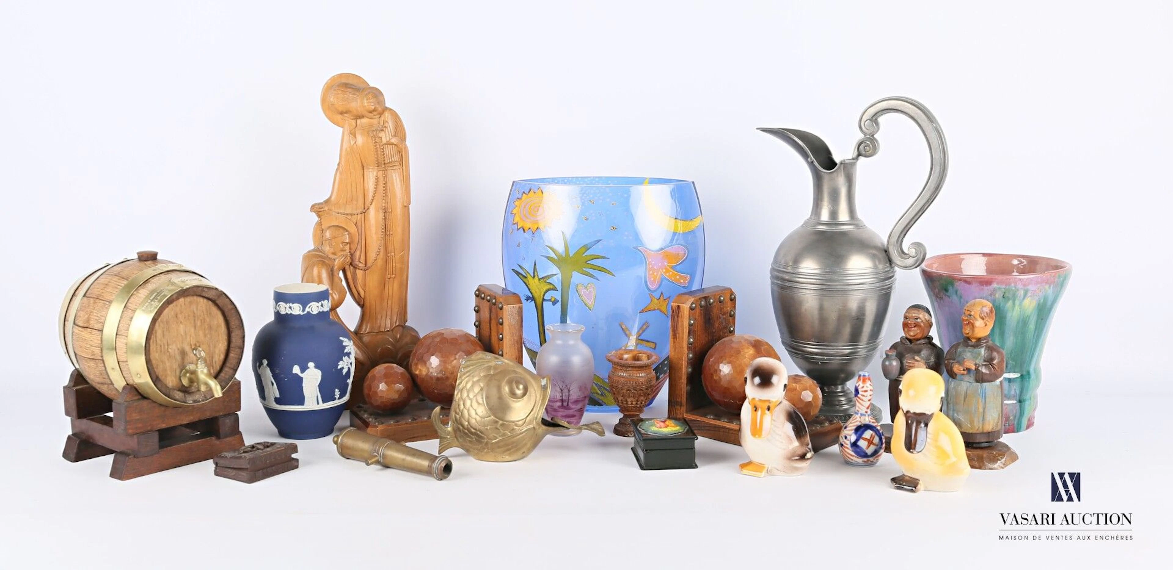 Lot comprenant un sujet en bois représentant... - Lot 277 - Vasari Auction