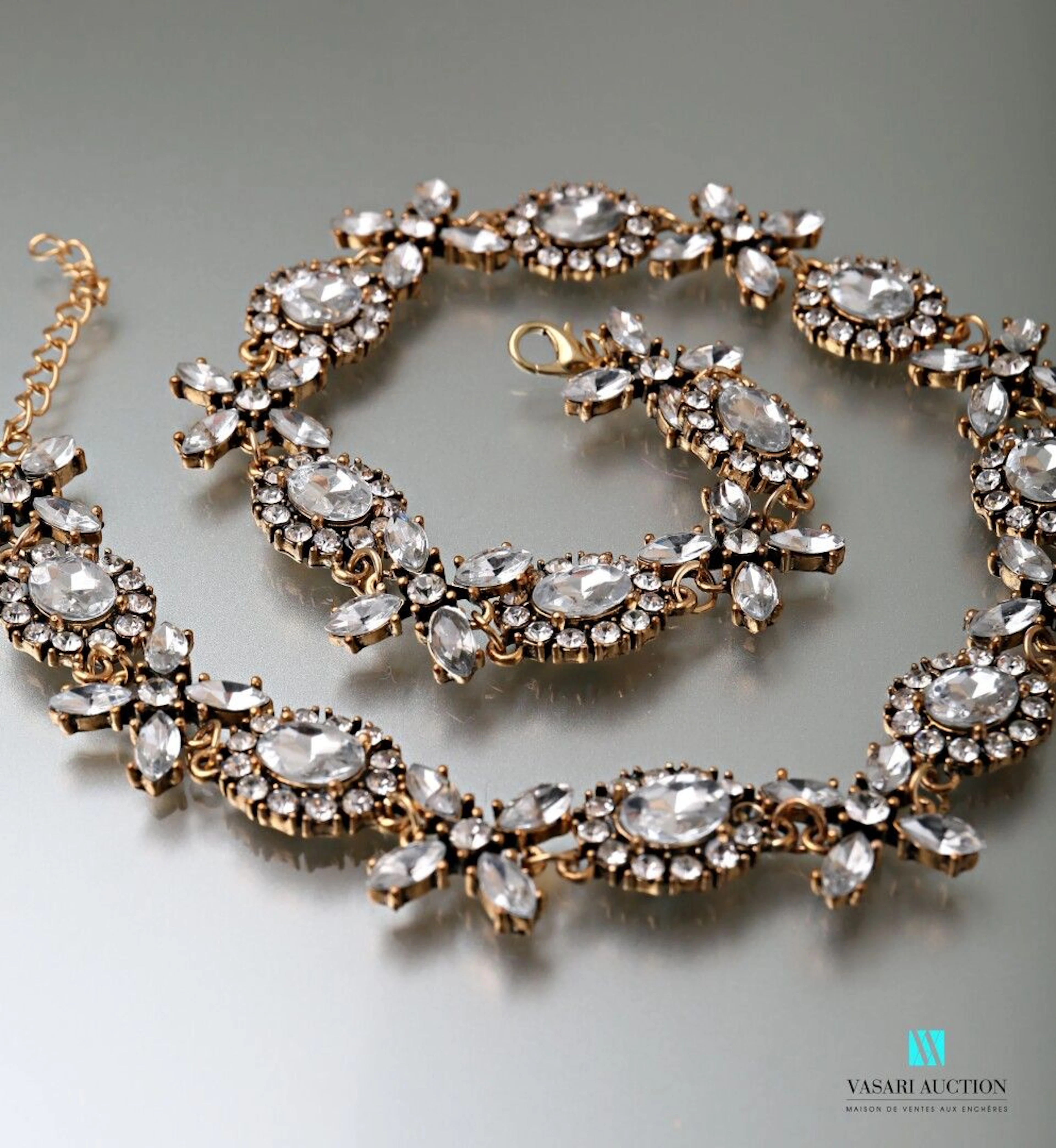 Collier en laiton doré, orné de motifs médaillons... - Lot 177 - Vasari Auction