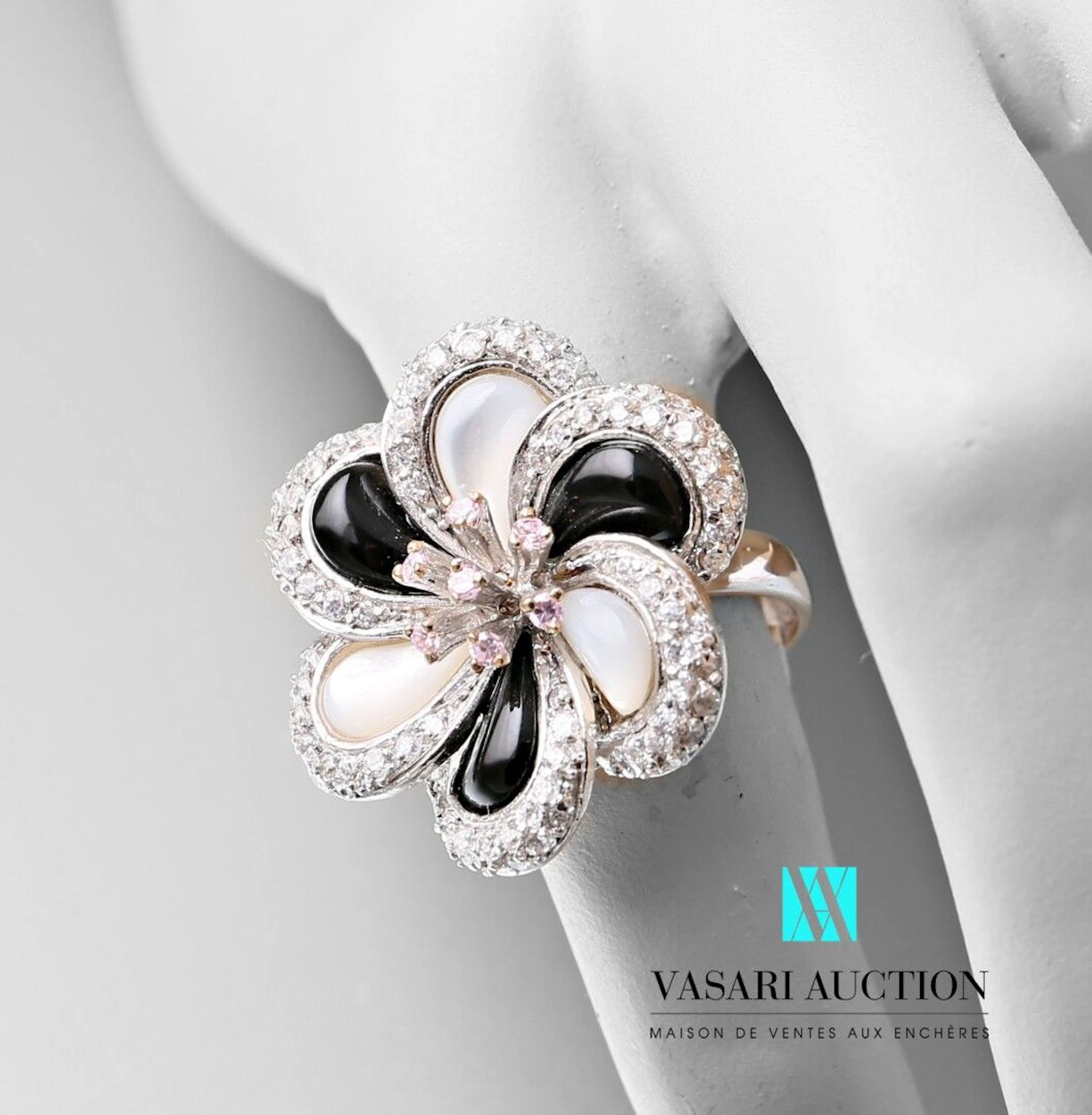 Bague fleur en argent, les pétales en nacre... - Lot 201 - Vasari Auction
