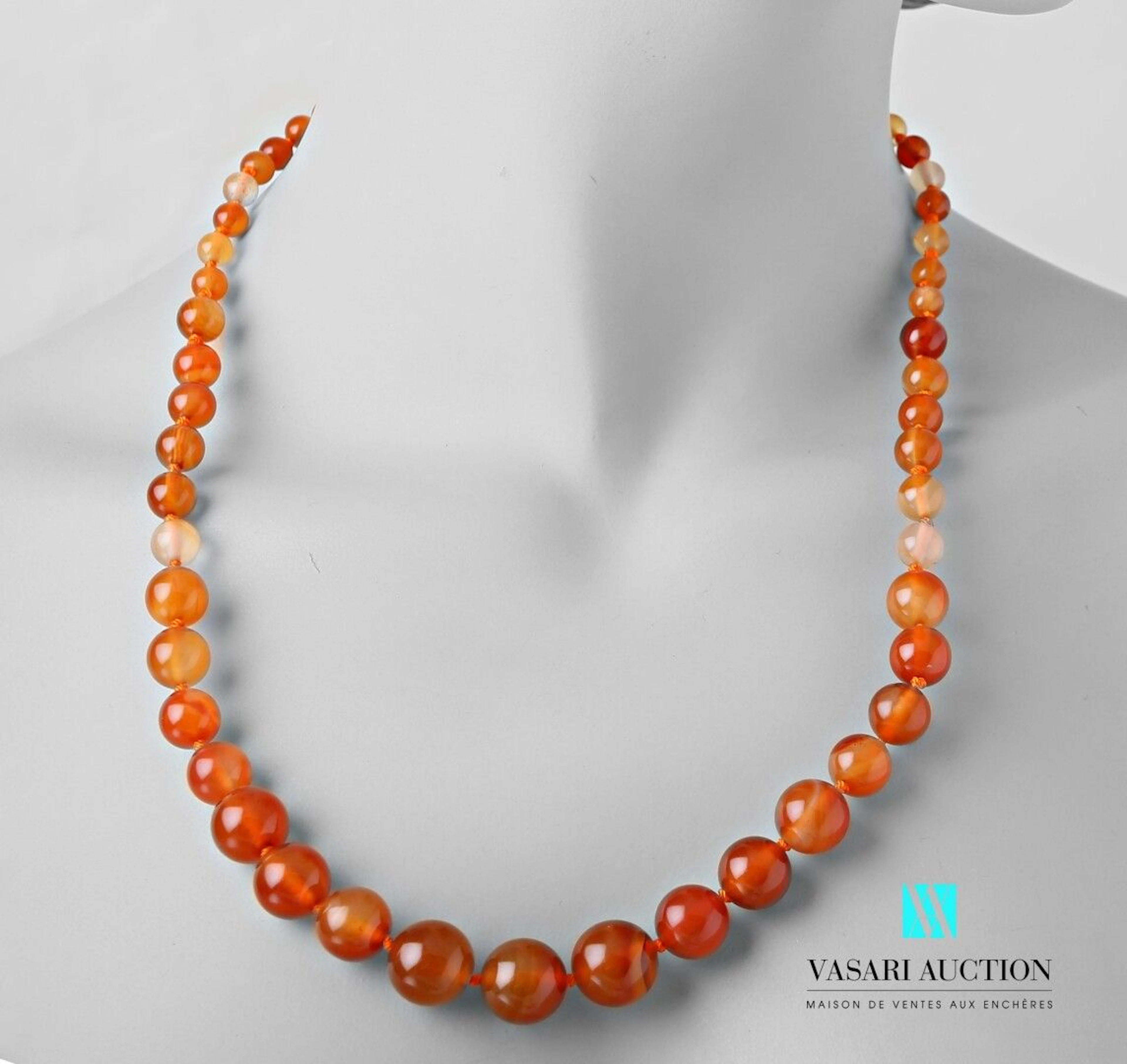 Collier en perles de cornaline de 6,4 mm... - Lot 238 - Vasari Auction