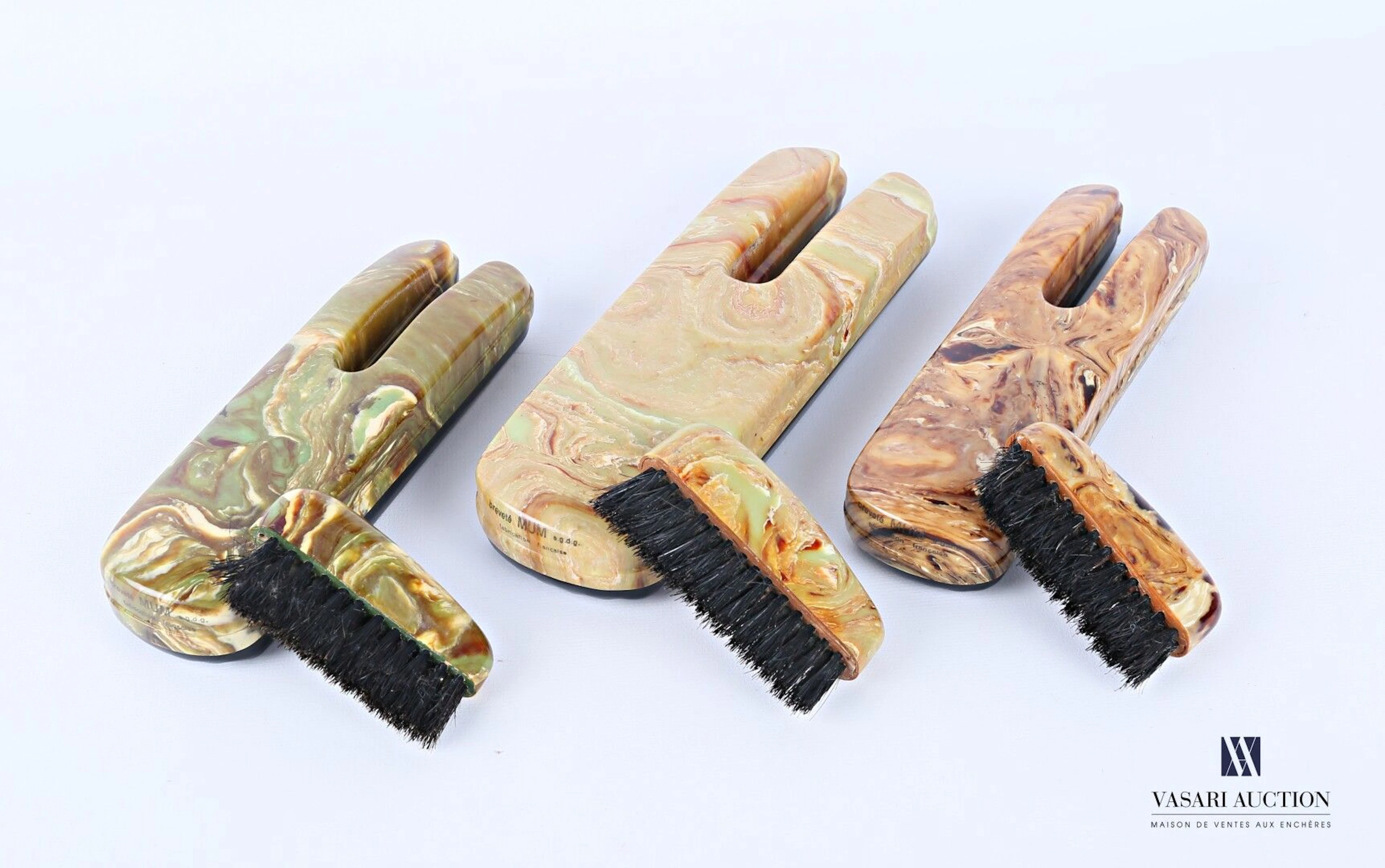 Lot de trois brosses électrostatiques en... - Lot 219 - Vasari Auction