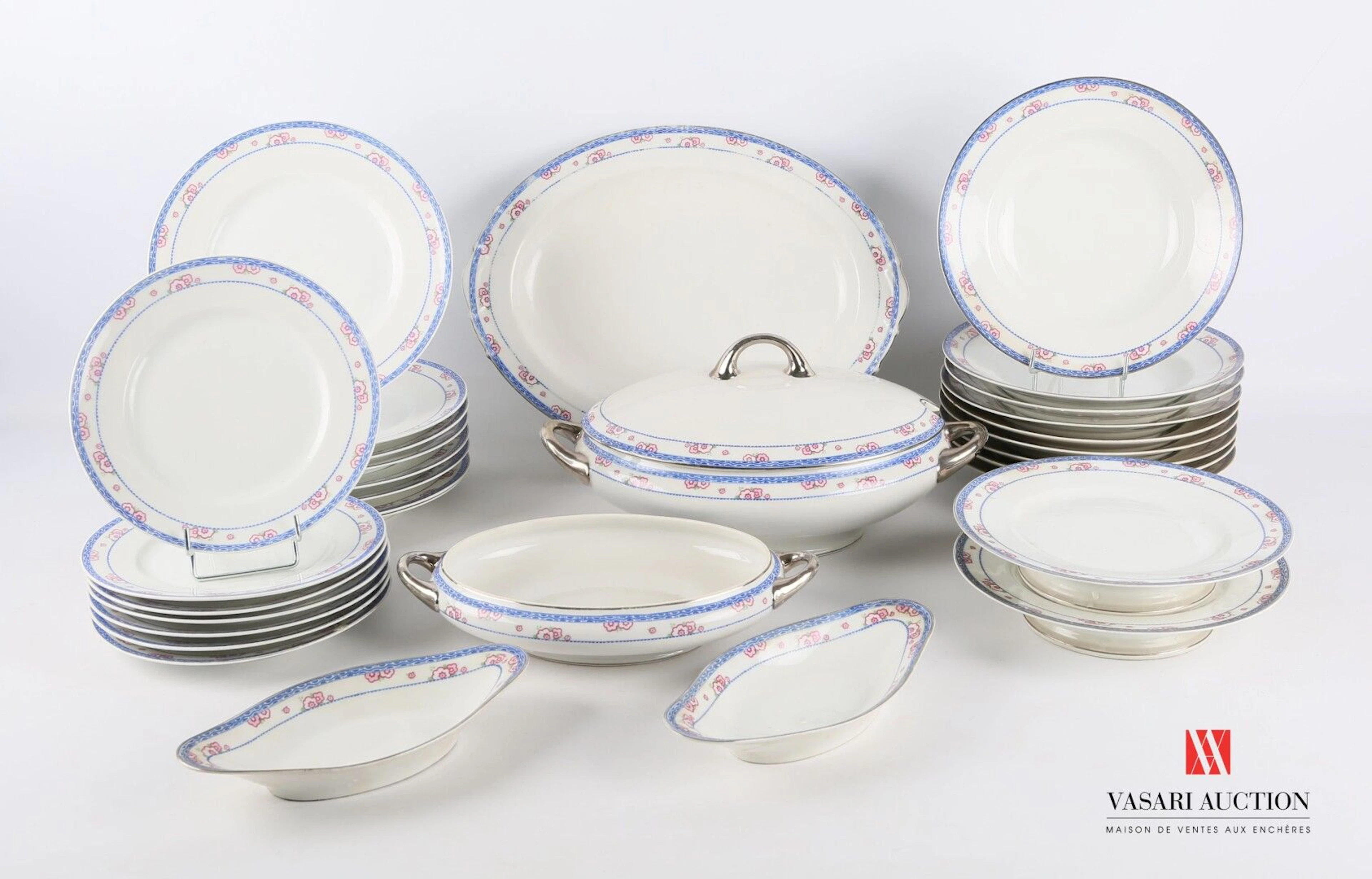Partie de service de table en porcelaine... - Lot 35 - Vasari Auction