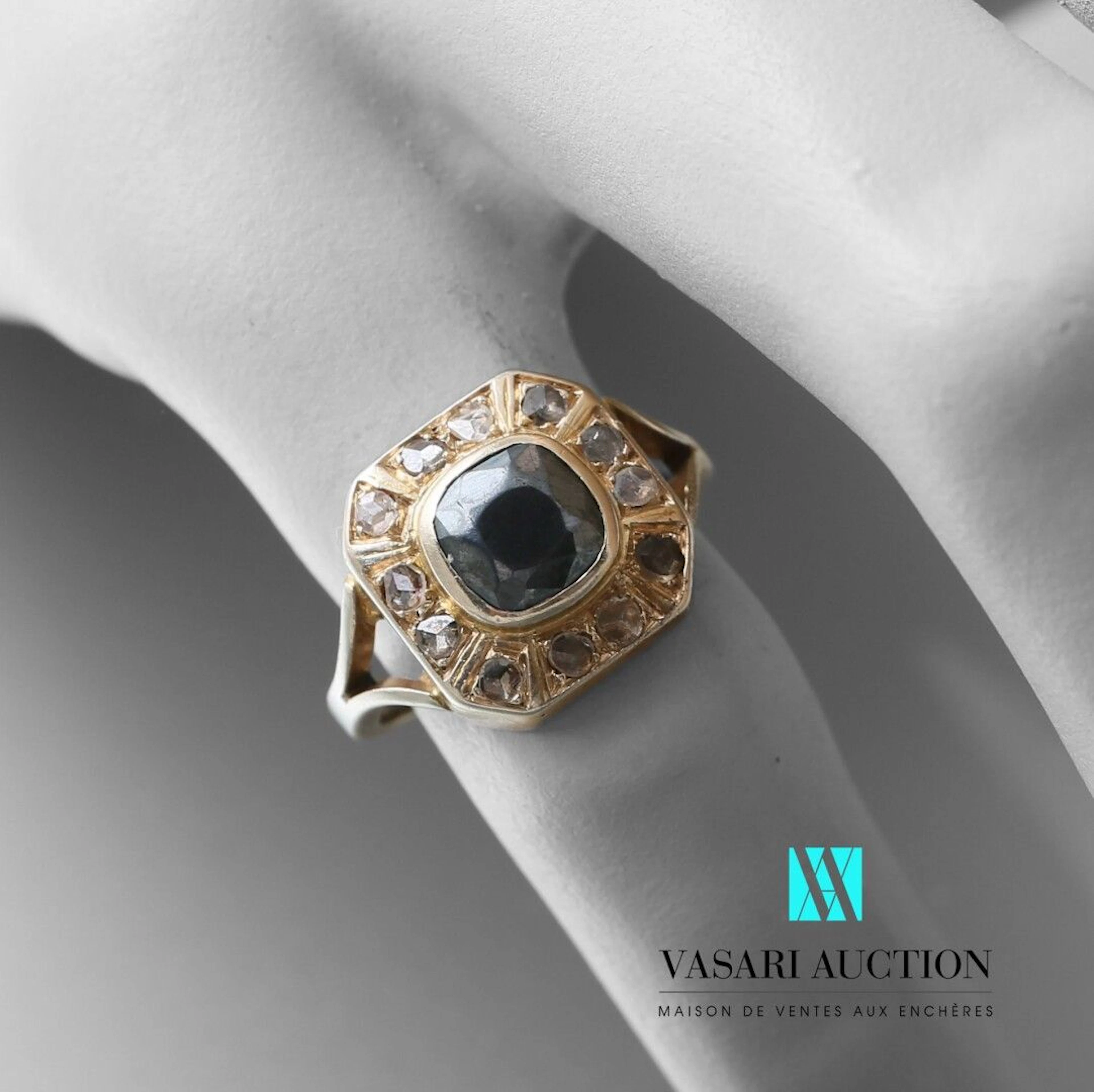 Bague en or 750 millièmes, motif carré serti... - Lot 120 - Vasari Auction